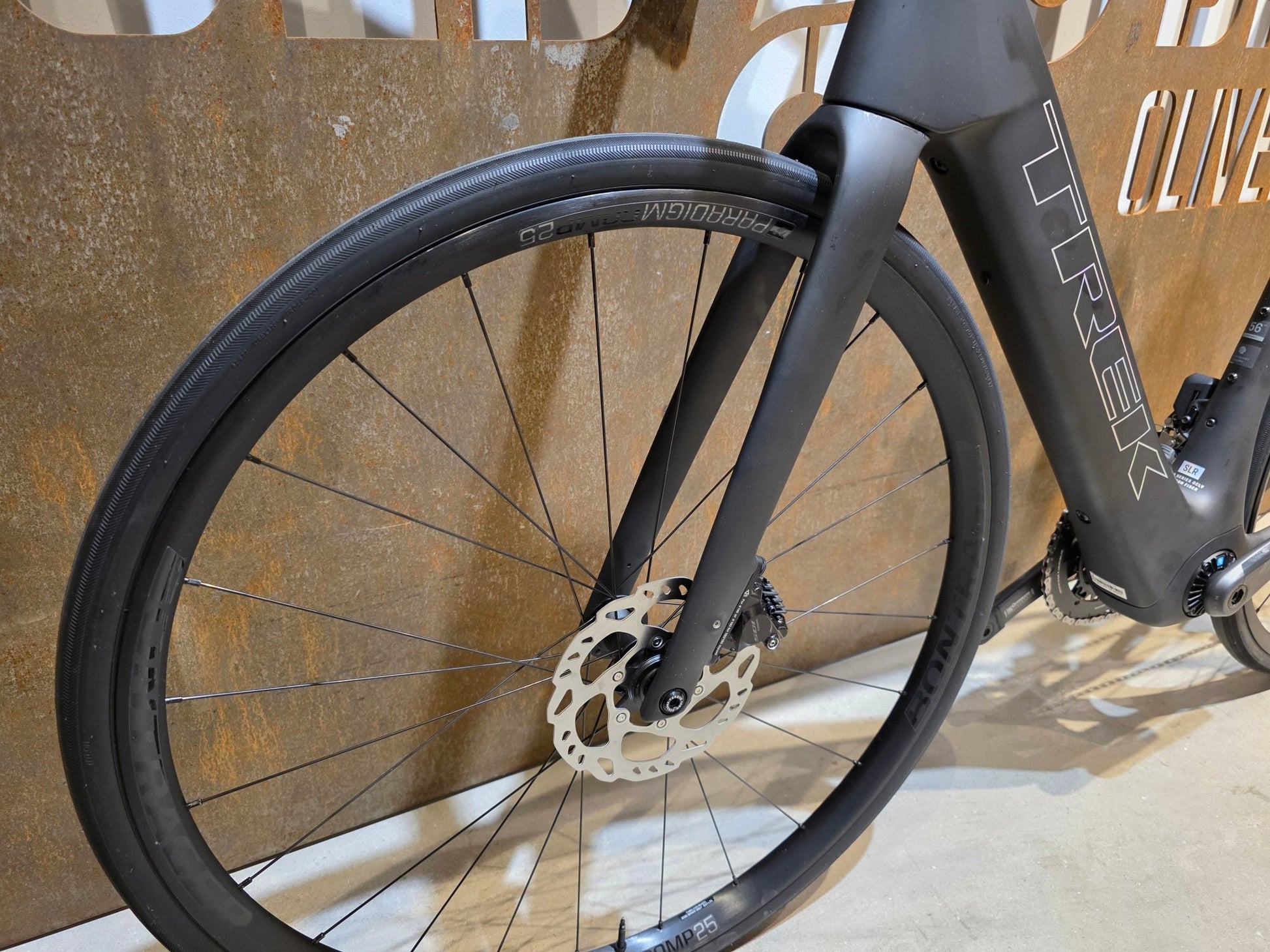 E - Rennrad/ - Gravel von Trek, TREK DOMANE+ SLR 6 / MATTE DEEP SMOKE / 56CM vor USEDBIKES - OB.DE Hintergrund