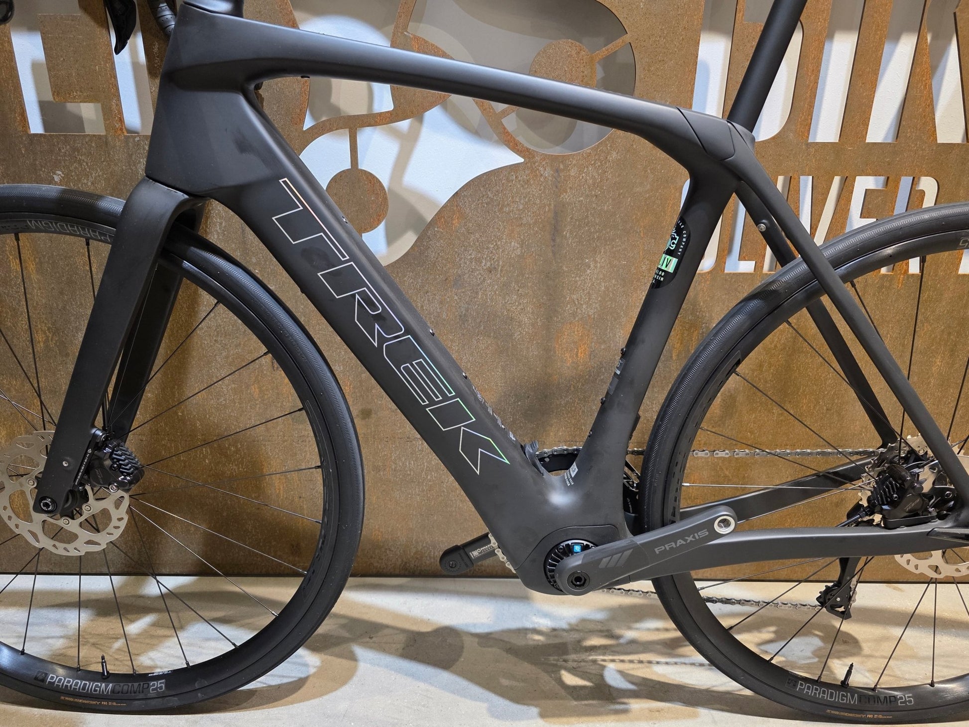 E - Rennrad/ - Gravel von Trek, TREK DOMANE+ SLR 6 / MATTE DEEP SMOKE / 56CM vor USEDBIKES - OB.DE Hintergrund