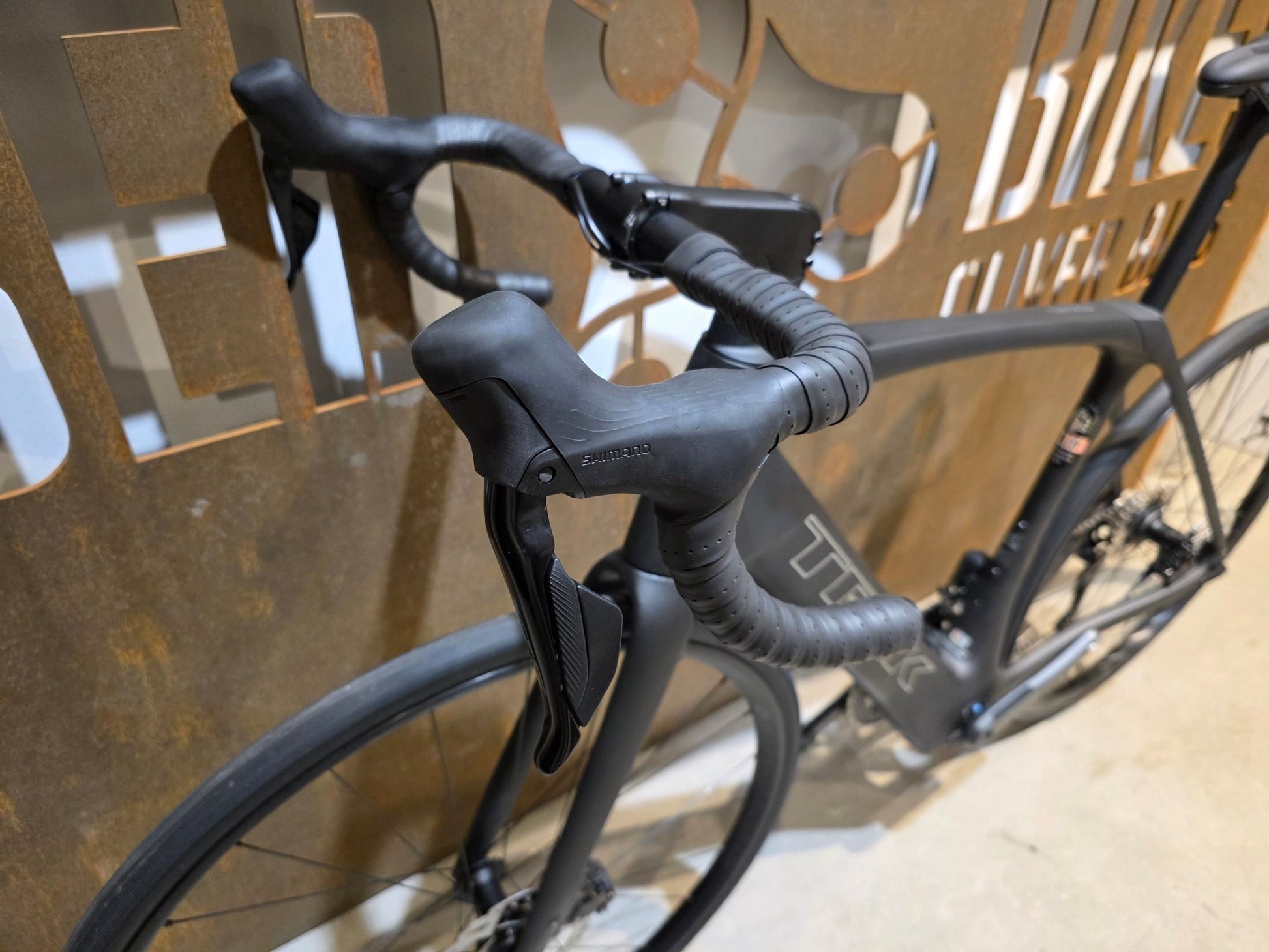 E - Rennrad/ - Gravel von Trek, TREK DOMANE+ SLR 6 / MATTE DEEP SMOKE / 56CM vor USEDBIKES - OB.DE Hintergrund