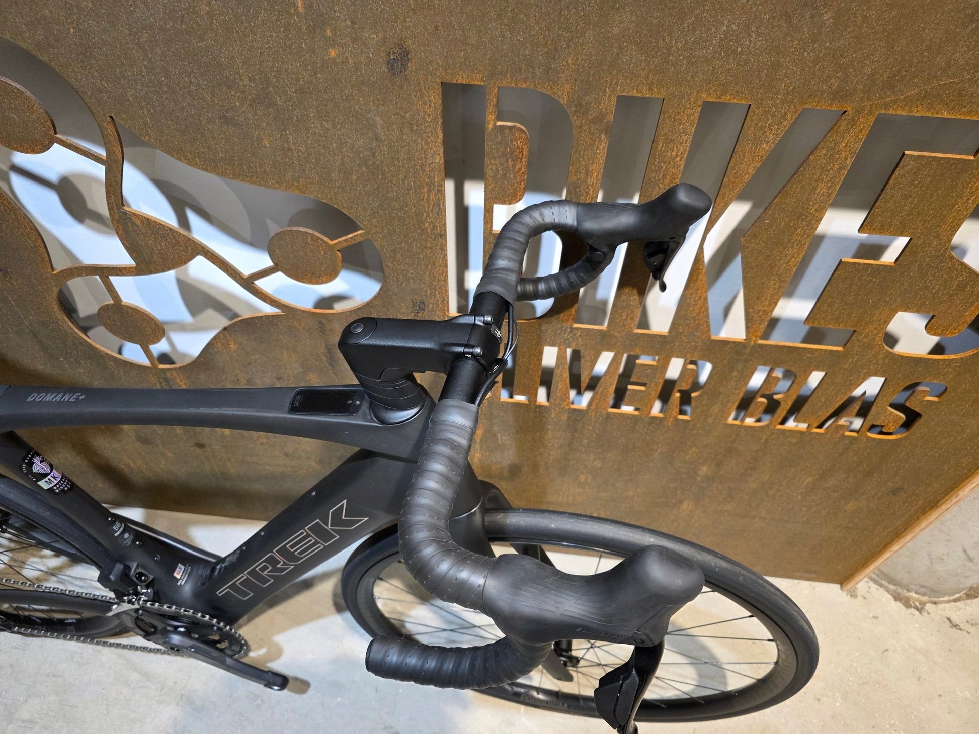 E - Rennrad/ - Gravel von Trek, TREK DOMANE+ SLR 6 / MATTE DEEP SMOKE / 56CM vor USEDBIKES - OB.DE Hintergrund