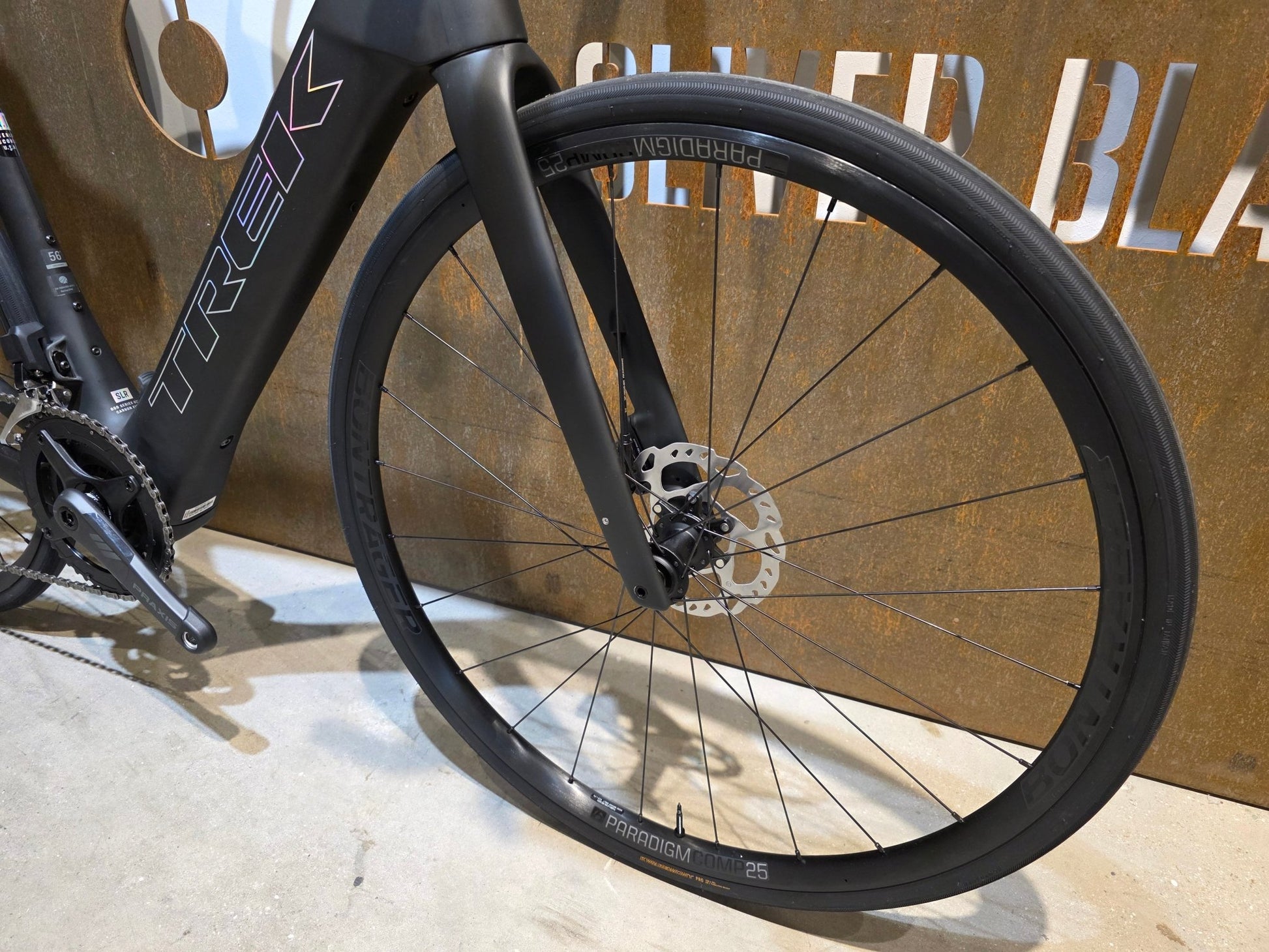 E - Rennrad/ - Gravel von Trek, TREK DOMANE+ SLR 6 / MATTE DEEP SMOKE / 56CM vor USEDBIKES - OB.DE Hintergrund