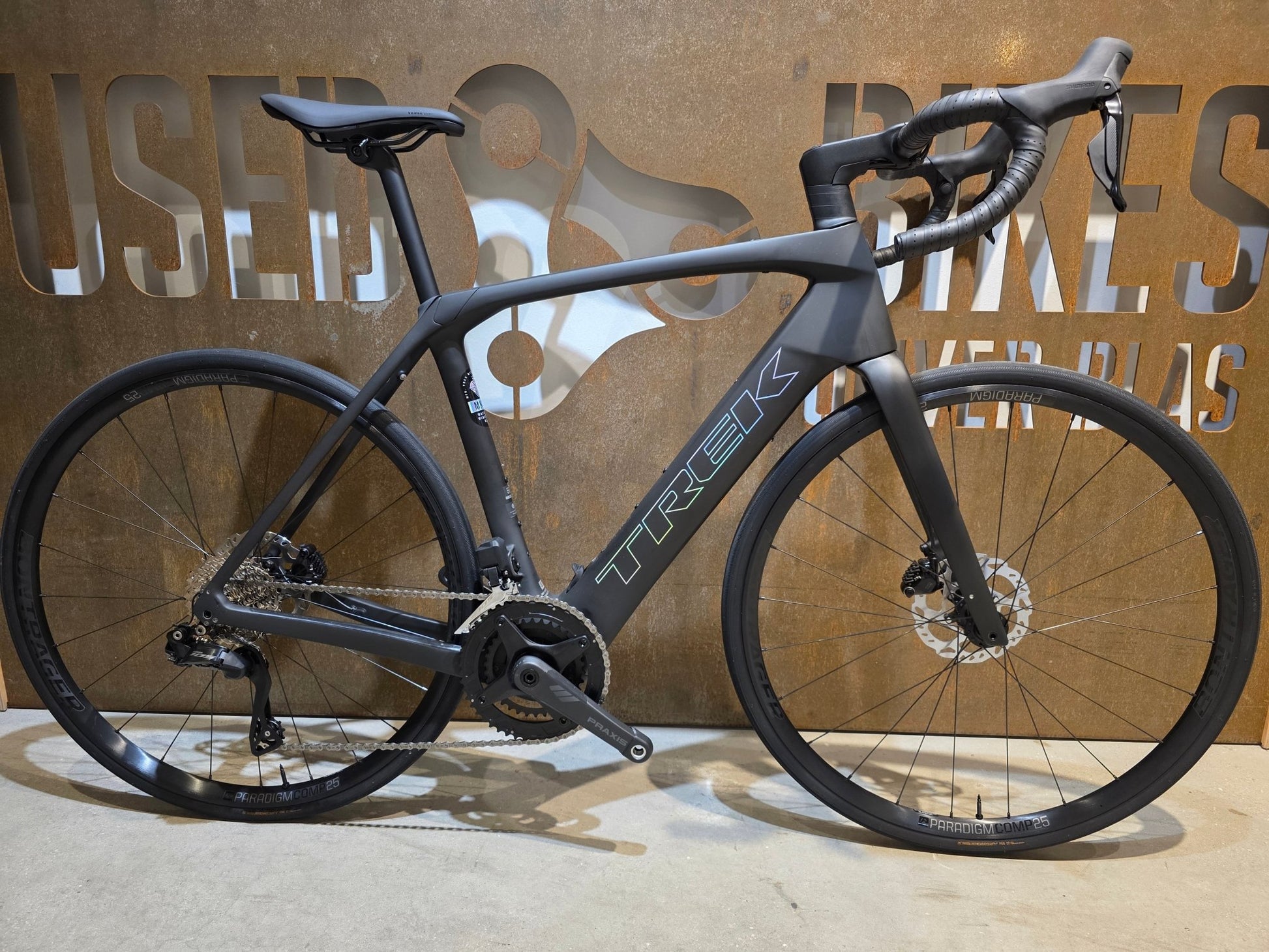 E - Rennrad/ - Gravel von Trek, TREK DOMANE+ SLR 6 / MATTE DEEP SMOKE / 56CM vor USEDBIKES - OB.DE Hintergrund