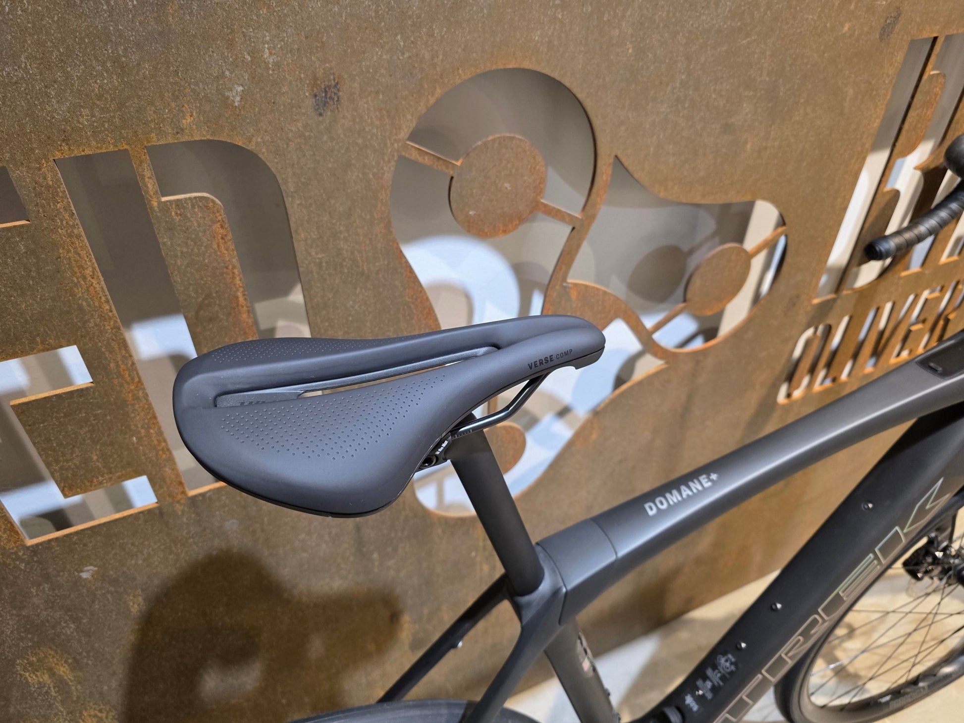 E - Rennrad/ - Gravel von Trek, TREK DOMANE+ SLR 6 / MATTE DEEP SMOKE / 56CM vor USEDBIKES - OB.DE Hintergrund