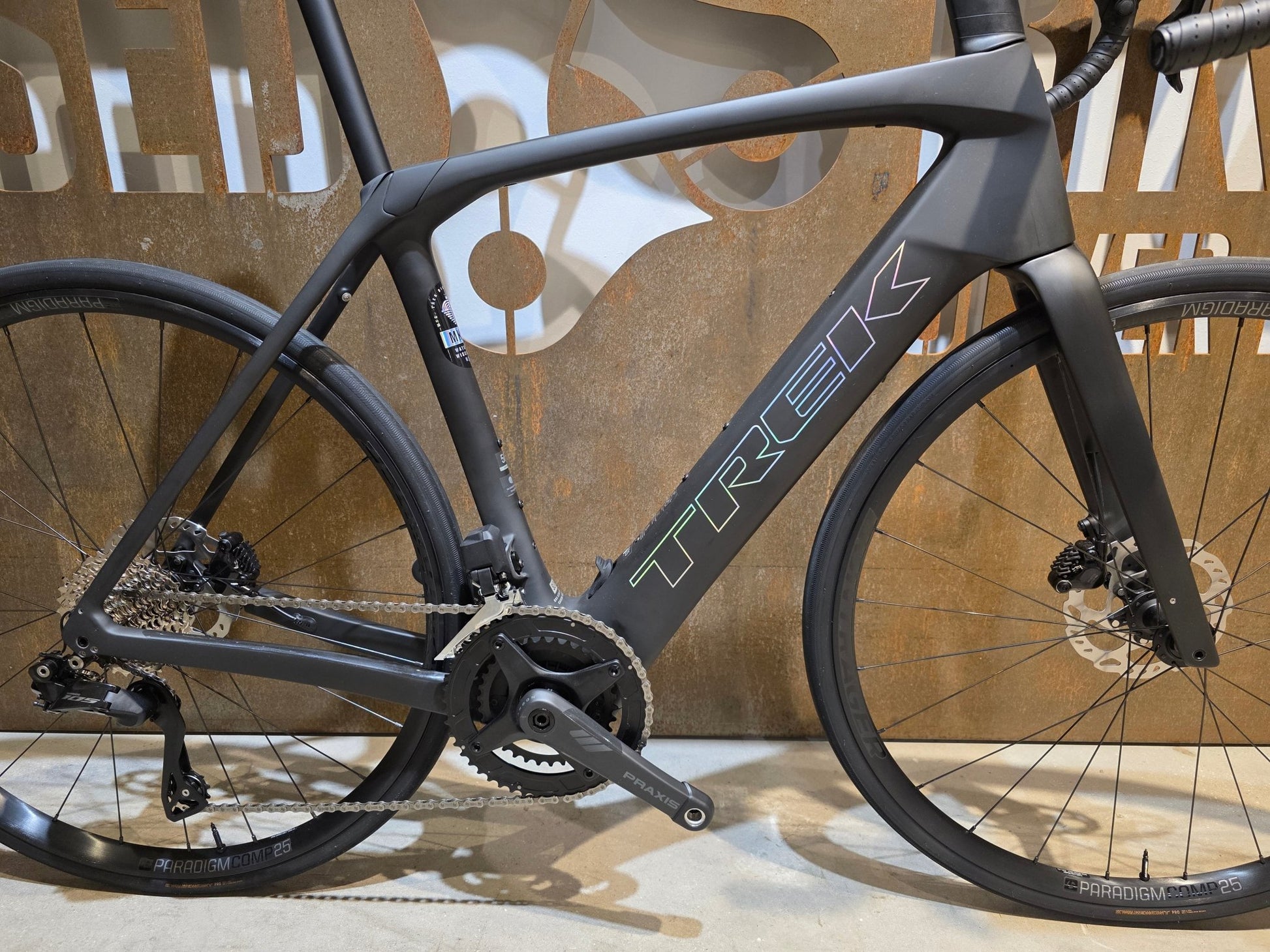 E - Rennrad/ - Gravel von Trek, TREK DOMANE+ SLR 6 / MATTE DEEP SMOKE / 56CM vor USEDBIKES - OB.DE Hintergrund