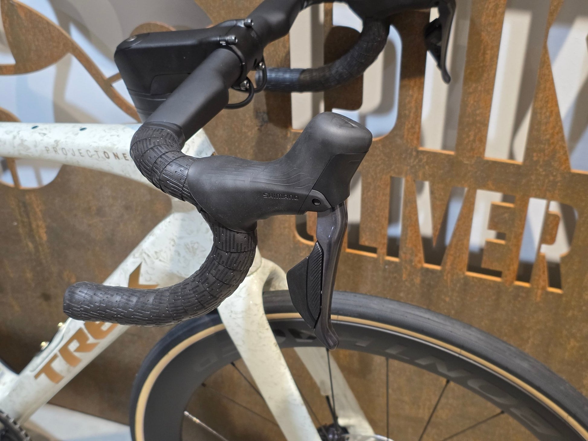 Rennrad von Trek, TREK DOMANE SLR 7 GEN 4 / ERA WHITE / SUPERNOVA MARBLE / 56CM vor USEDBIKES - OB.DE Hintergrund