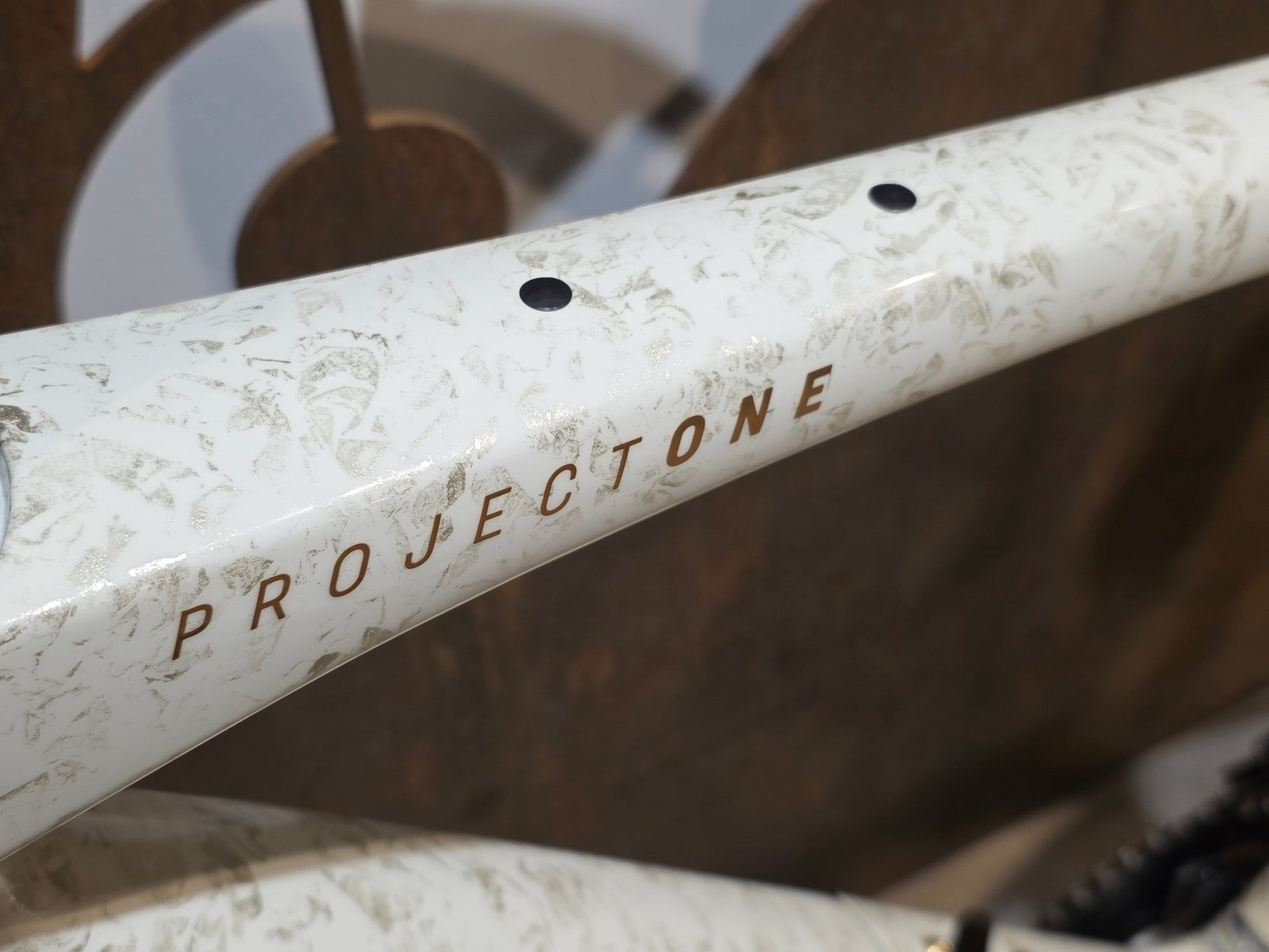 Rennrad von Trek, TREK DOMANE SLR 7 GEN 4 / ERA WHITE / SUPERNOVA MARBLE / 56CM vor USEDBIKES - OB.DE Hintergrund