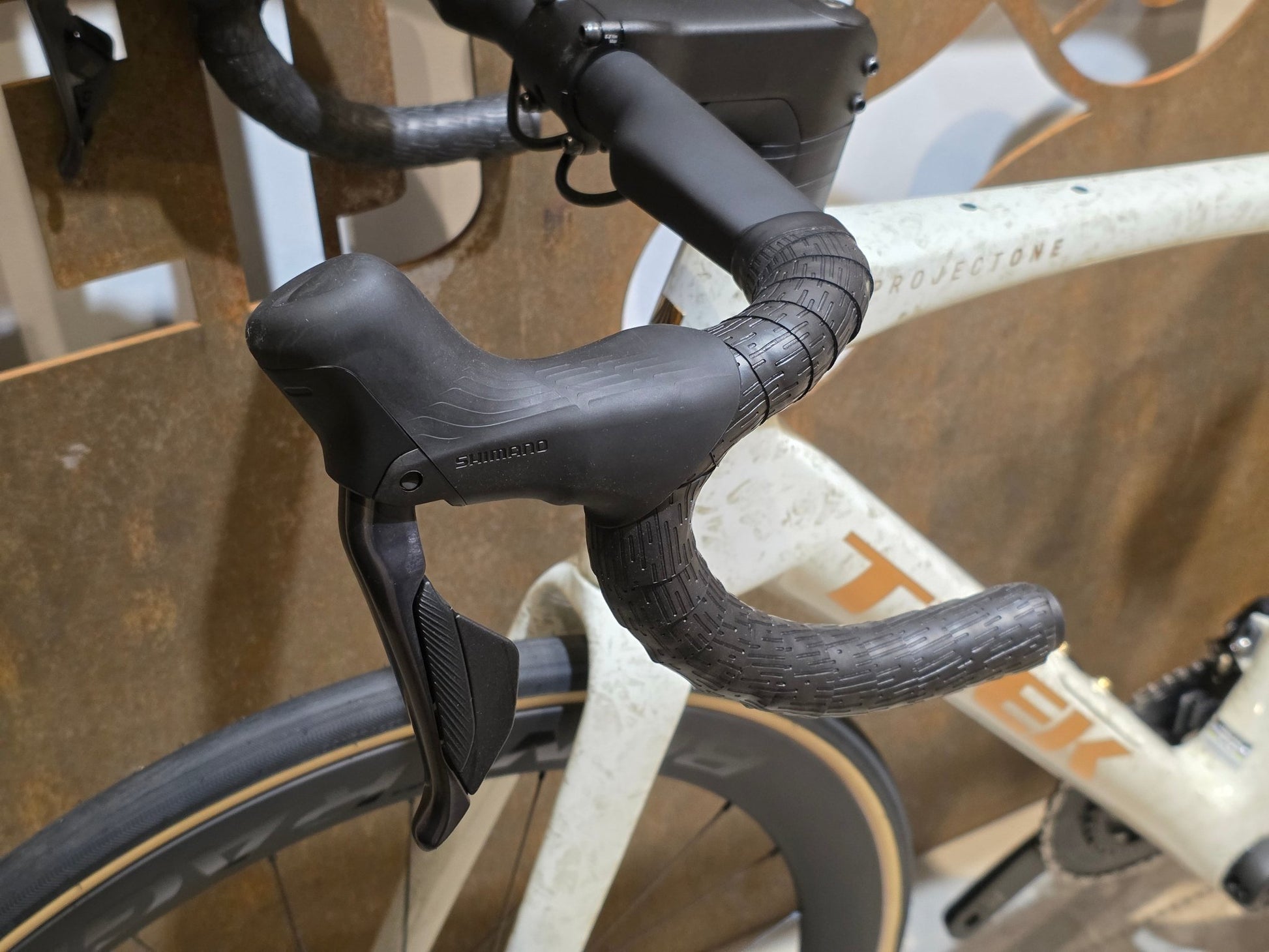 Rennrad von Trek, TREK DOMANE SLR 7 GEN 4 / ERA WHITE / SUPERNOVA MARBLE / 56CM vor USEDBIKES - OB.DE Hintergrund