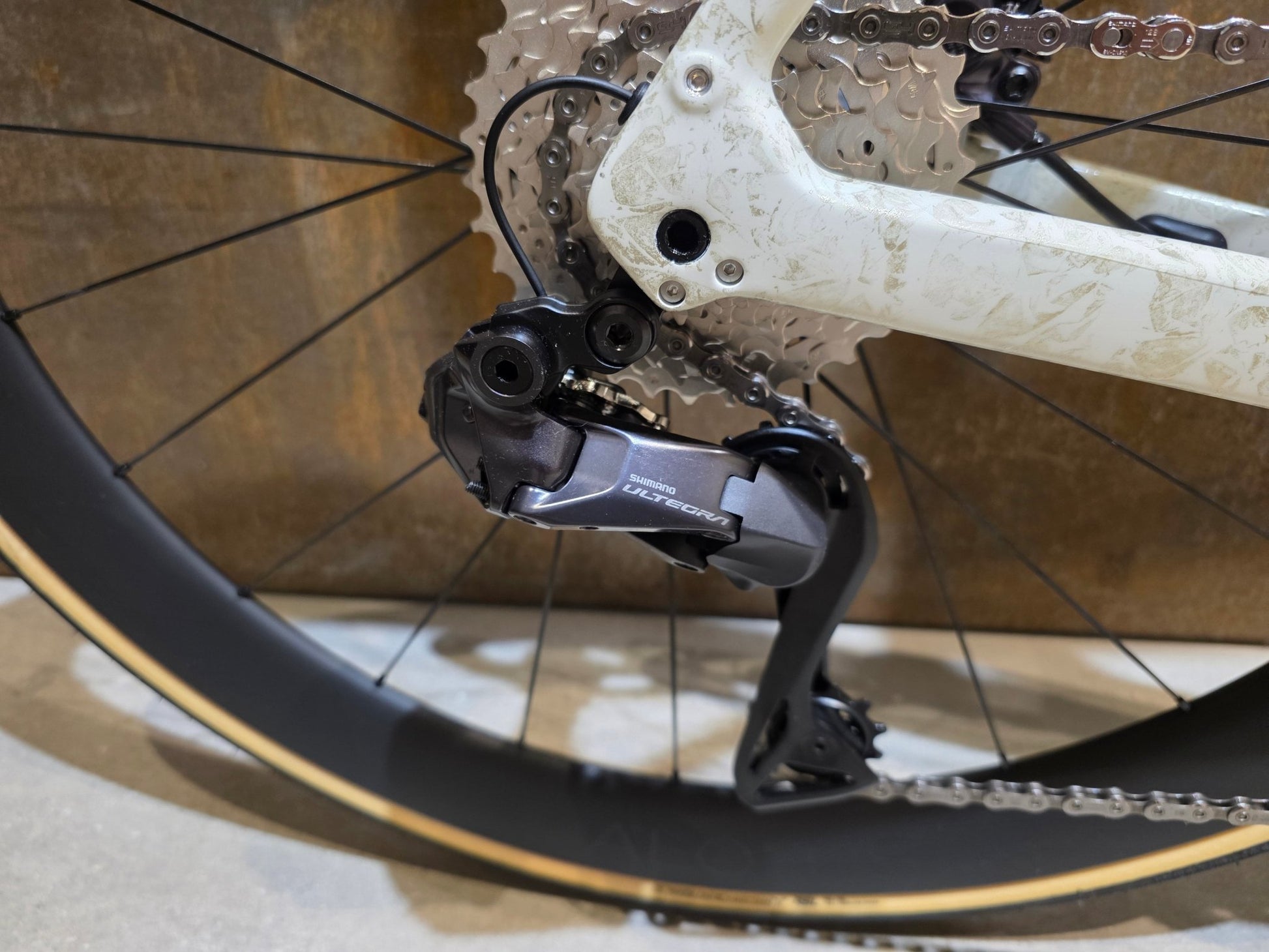 Rennrad von Trek, TREK DOMANE SLR 7 GEN 4 / ERA WHITE / SUPERNOVA MARBLE / 56CM vor USEDBIKES - OB.DE Hintergrund