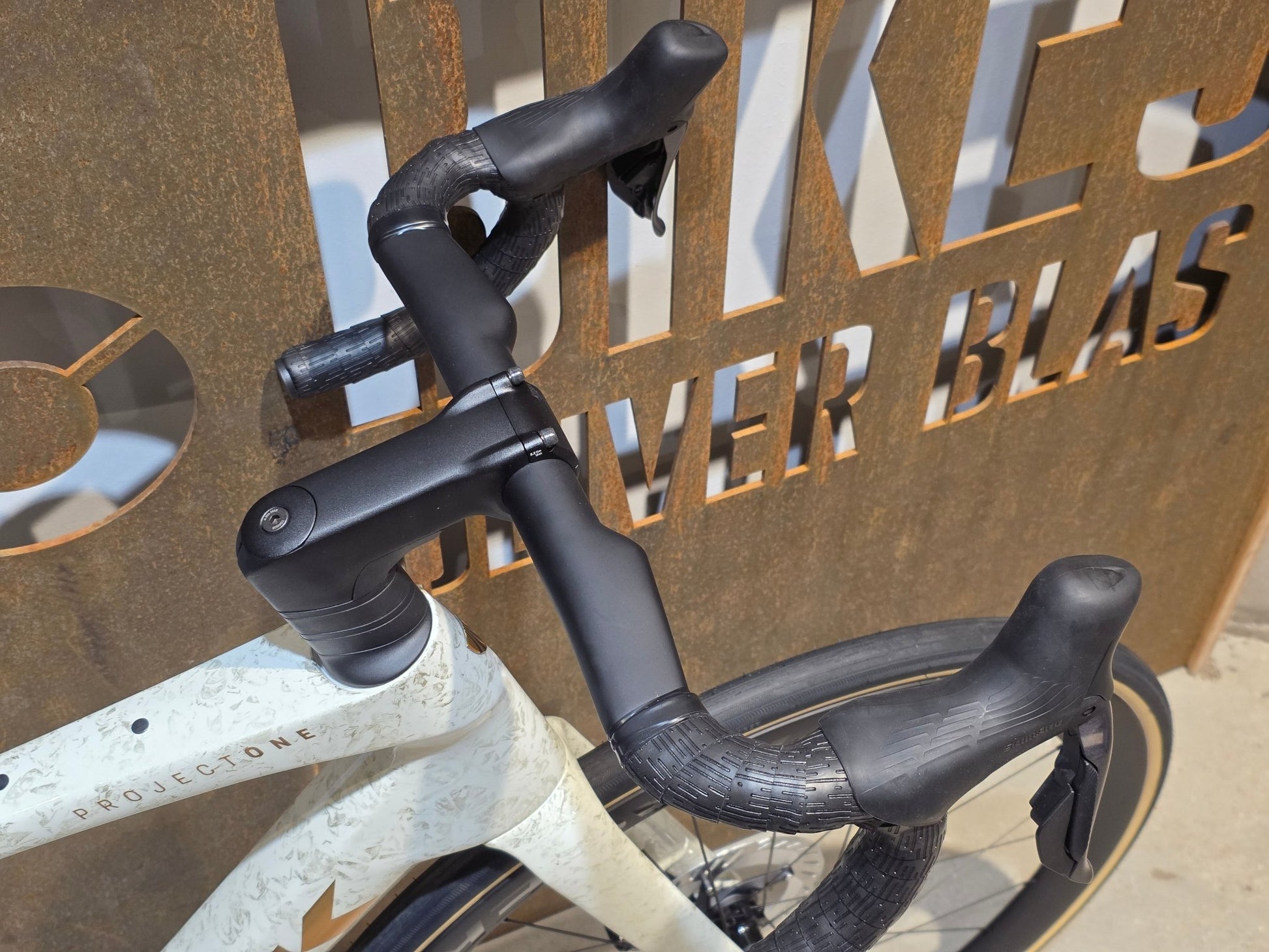 Rennrad von Trek, TREK DOMANE SLR 7 GEN 4 / ERA WHITE / SUPERNOVA MARBLE / 56CM vor USEDBIKES - OB.DE Hintergrund