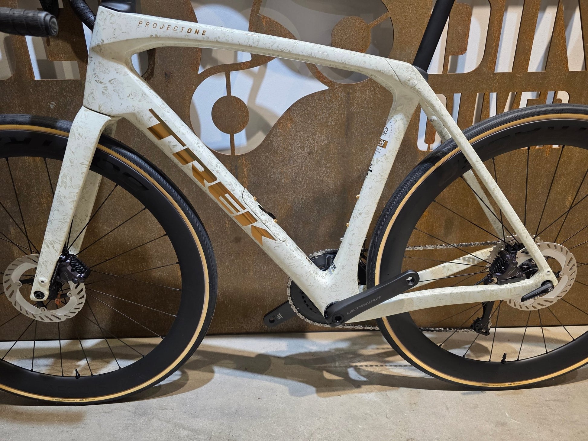 Rennrad von Trek, TREK DOMANE SLR 7 GEN 4 / ERA WHITE / SUPERNOVA MARBLE / 56CM vor USEDBIKES - OB.DE Hintergrund