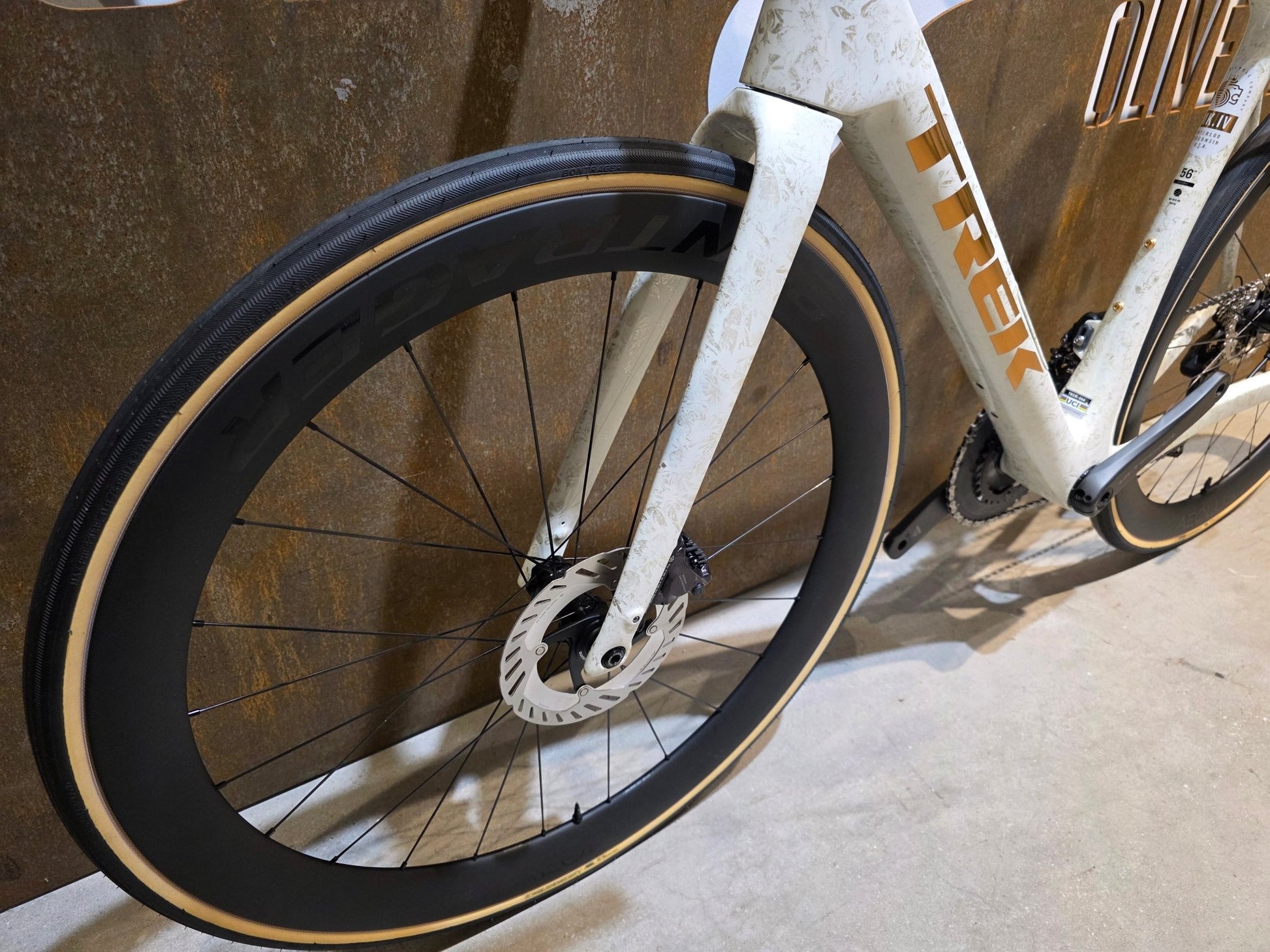 Rennrad von Trek, TREK DOMANE SLR 7 GEN 4 / ERA WHITE / SUPERNOVA MARBLE / 56CM vor USEDBIKES - OB.DE Hintergrund