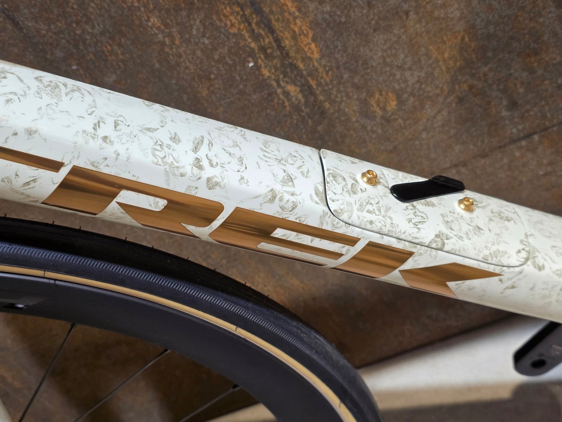 Rennrad von Trek, TREK DOMANE SLR 7 GEN 4 / ERA WHITE / SUPERNOVA MARBLE / 56CM vor USEDBIKES - OB.DE Hintergrund