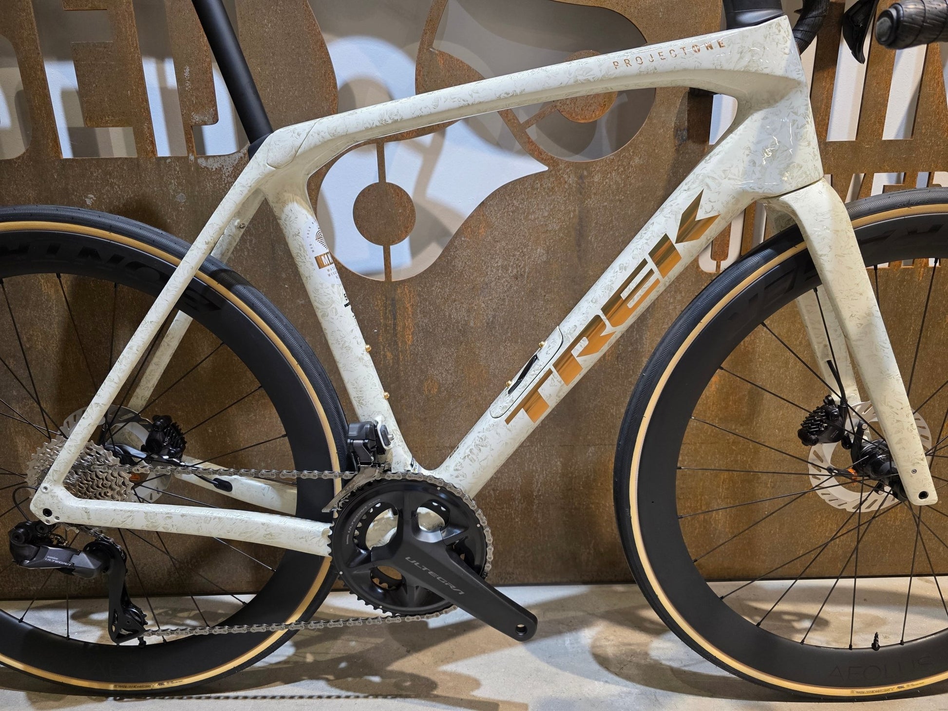 Rennrad von Trek, TREK DOMANE SLR 7 GEN 4 / ERA WHITE / SUPERNOVA MARBLE / 56CM vor USEDBIKES - OB.DE Hintergrund