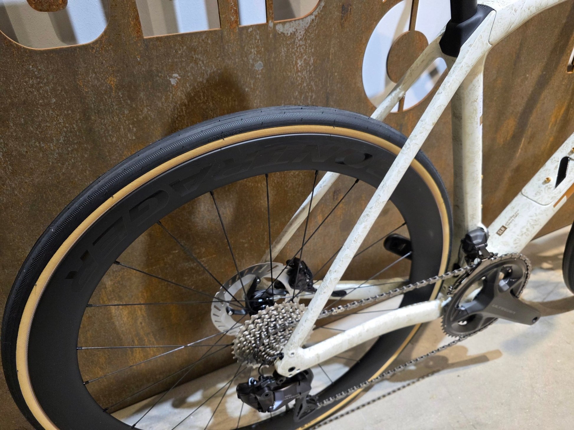 Rennrad von Trek, TREK DOMANE SLR 7 GEN 4 / ERA WHITE / SUPERNOVA MARBLE / 56CM vor USEDBIKES - OB.DE Hintergrund