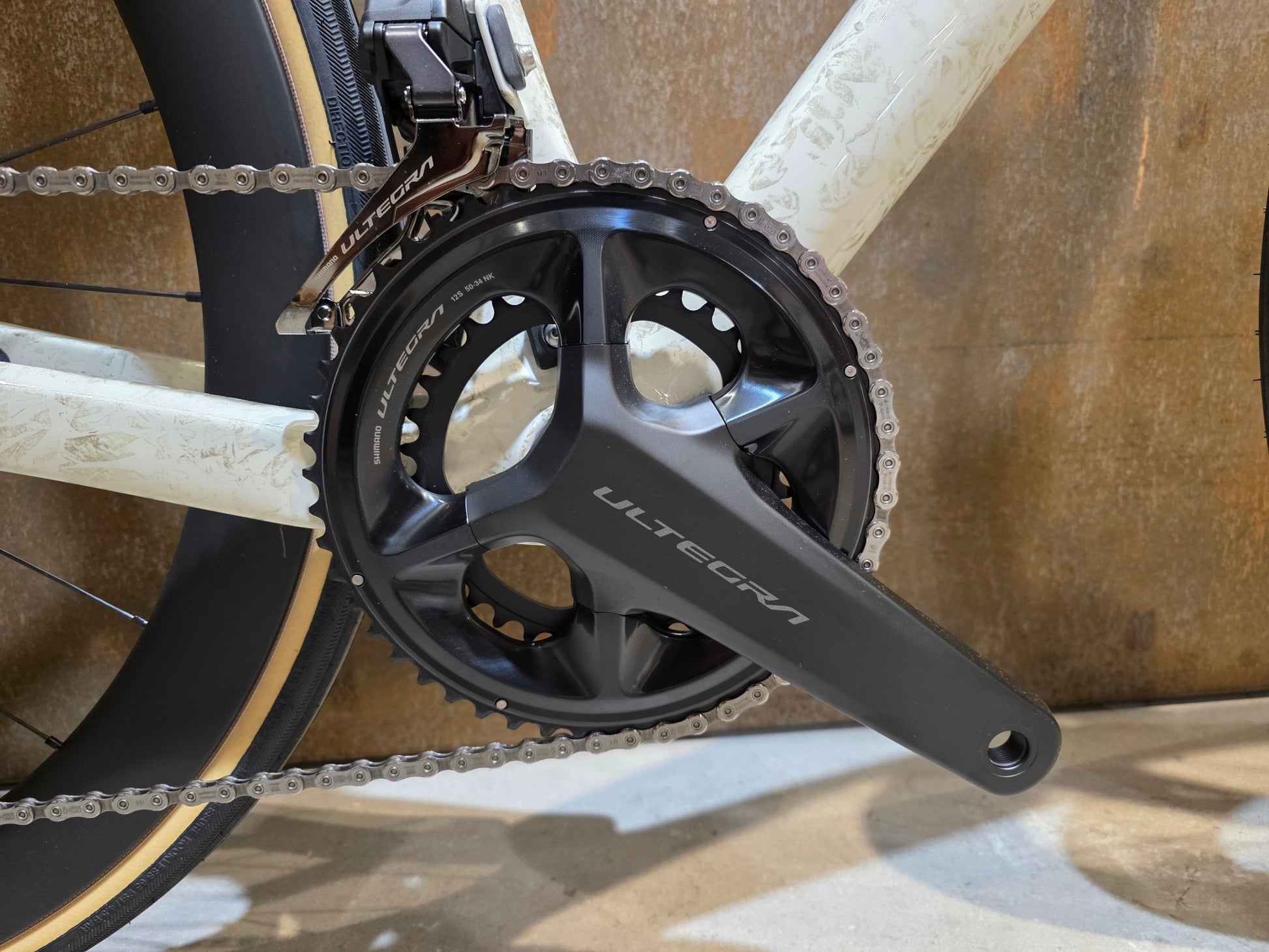 Rennrad von Trek, TREK DOMANE SLR 7 GEN 4 / ERA WHITE / SUPERNOVA MARBLE / 56CM vor USEDBIKES - OB.DE Hintergrund