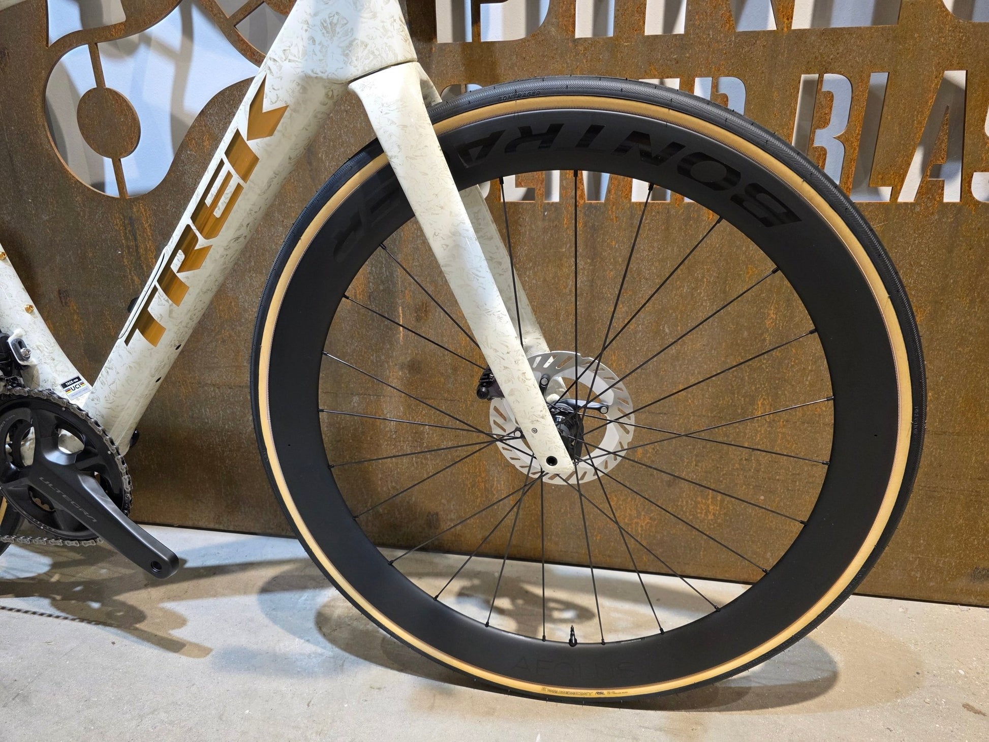 Rennrad von Trek, TREK DOMANE SLR 7 GEN 4 / ERA WHITE / SUPERNOVA MARBLE / 56CM vor USEDBIKES - OB.DE Hintergrund