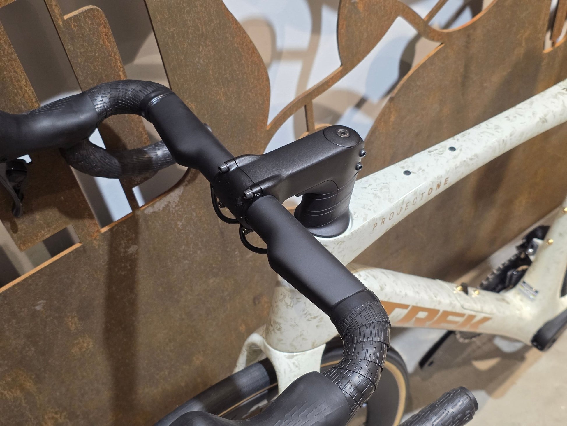 Rennrad von Trek, TREK DOMANE SLR 7 GEN 4 / ERA WHITE / SUPERNOVA MARBLE / 56CM vor USEDBIKES - OB.DE Hintergrund