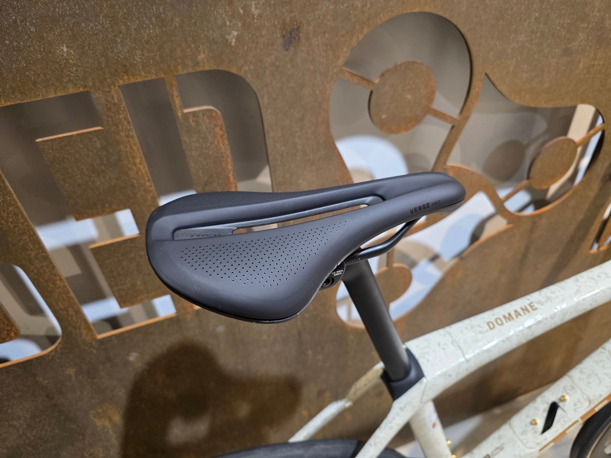 Rennrad von Trek, TREK DOMANE SLR 7 GEN 4 / ERA WHITE / SUPERNOVA MARBLE / 56CM vor USEDBIKES - OB.DE Hintergrund