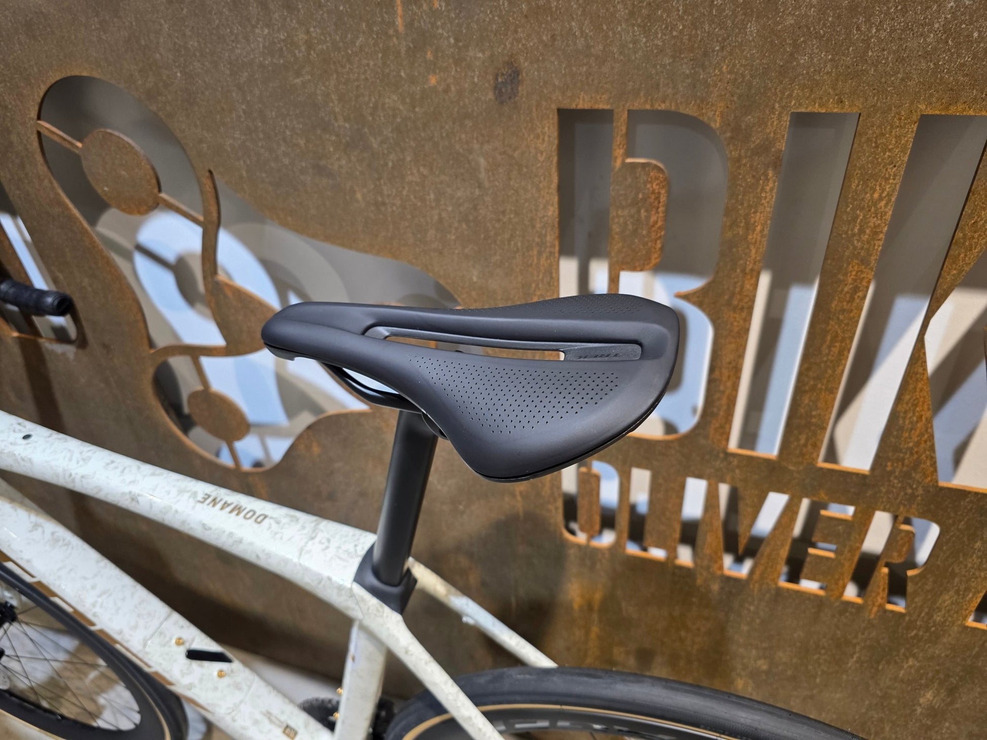 Rennrad von Trek, TREK DOMANE SLR 7 GEN 4 / ERA WHITE / SUPERNOVA MARBLE / 56CM vor USEDBIKES - OB.DE Hintergrund