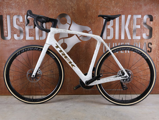 Rennrad von Trek, TREK DOMANE SLR 9 AXS GEN 4 – PROJECT ONE / SRAM RED AXS E1 – AEOLUS RSL 37 – 58 CM vor USEDBIKES - OB.DE Hintergrund