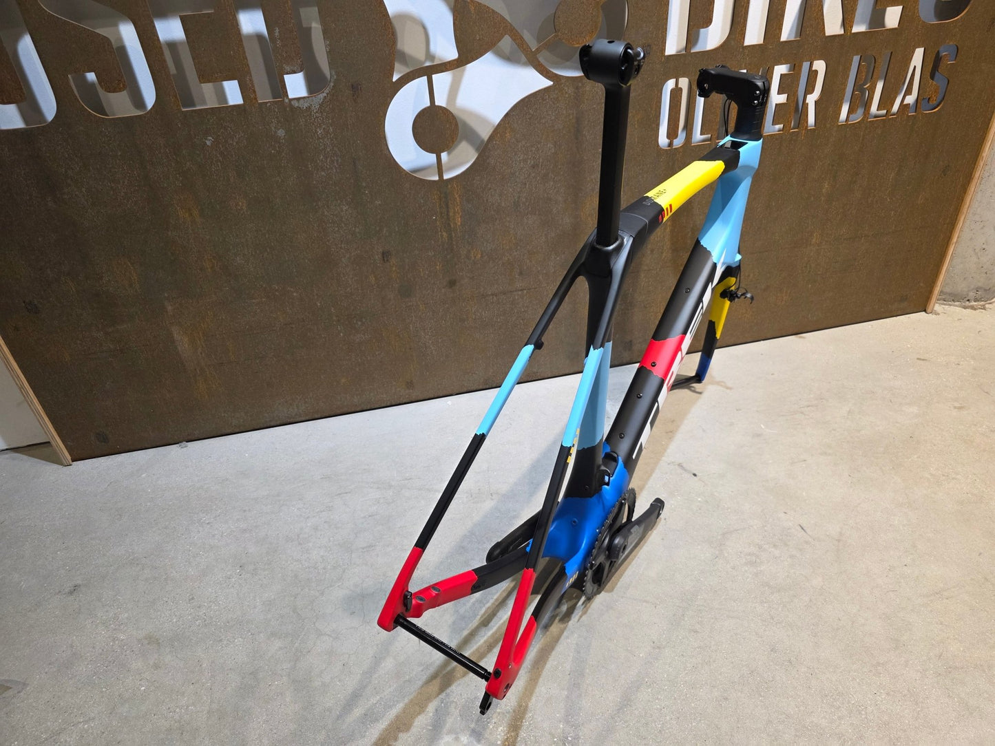 Rennradrahmen von Trek, TREK DOMANE + SLR 9 RAHMENSET / 62CM vor USEDBIKES - OB.DE Hintergrund