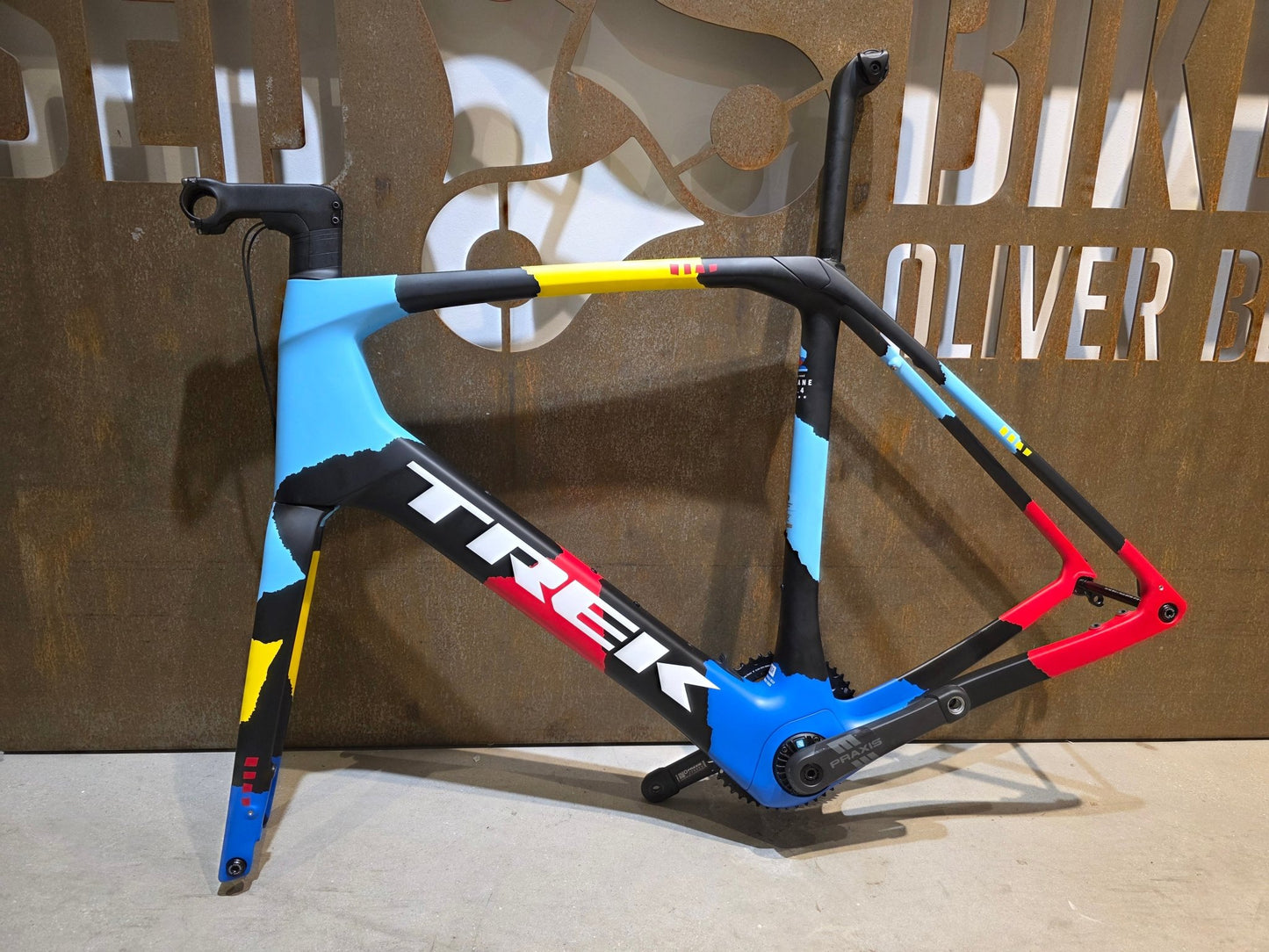 Rennradrahmen von Trek, TREK DOMANE + SLR 9 RAHMENSET / 62CM vor USEDBIKES - OB.DE Hintergrund