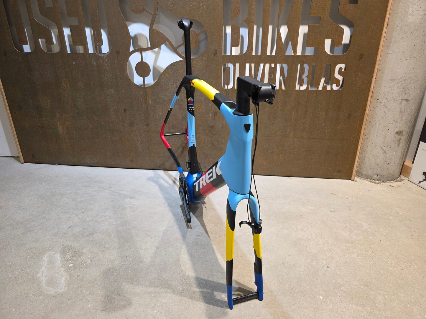 Rennradrahmen von Trek, TREK DOMANE + SLR 9 RAHMENSET / 62CM vor USEDBIKES - OB.DE Hintergrund