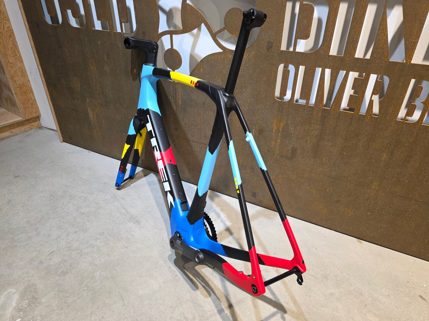Rennradrahmen von Trek, TREK DOMANE + SLR 9 RAHMENSET / 62CM vor USEDBIKES - OB.DE Hintergrund