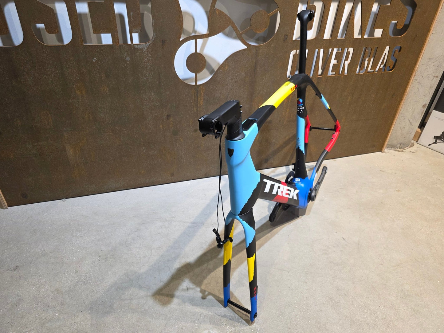 Rennradrahmen von Trek, TREK DOMANE + SLR 9 RAHMENSET / 62CM vor USEDBIKES - OB.DE Hintergrund