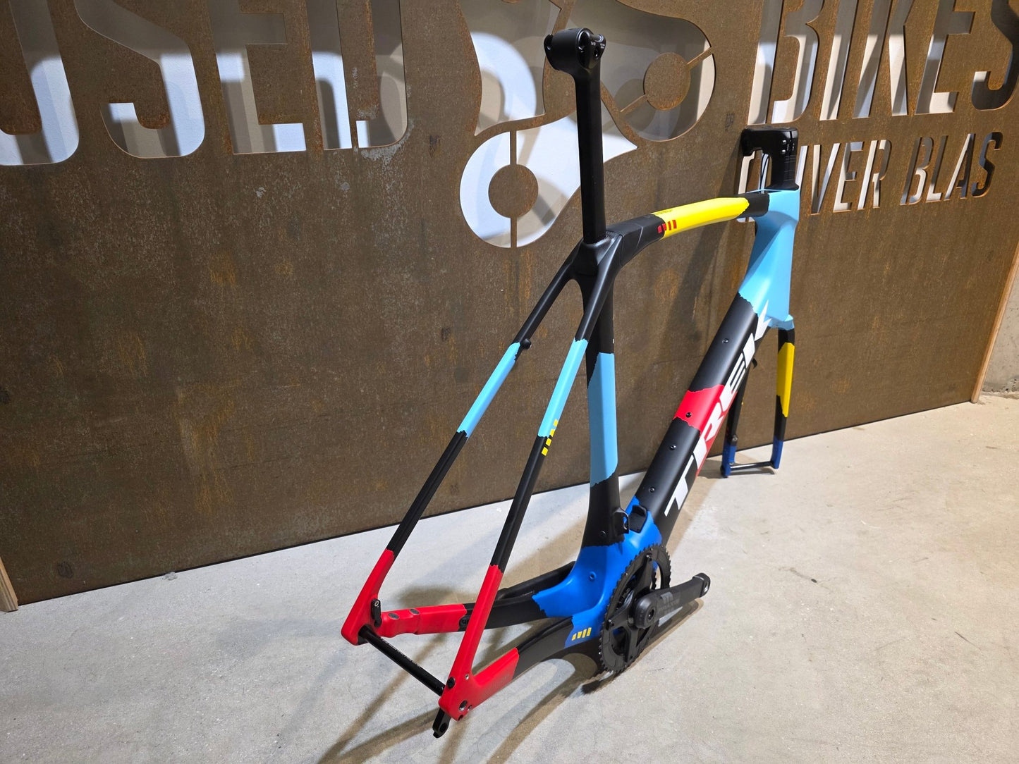 Rennradrahmen von Trek, TREK DOMANE + SLR 9 RAHMENSET / 62CM vor USEDBIKES - OB.DE Hintergrund