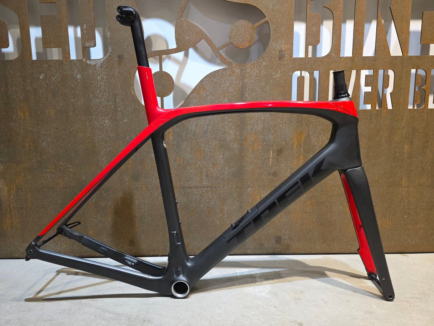 Rennradrahmen von Trek, TREK DOMANE SLR RAHMENSET 2020 - 21 / DISC / 58CM vor USEDBIKES - OB.DE Hintergrund