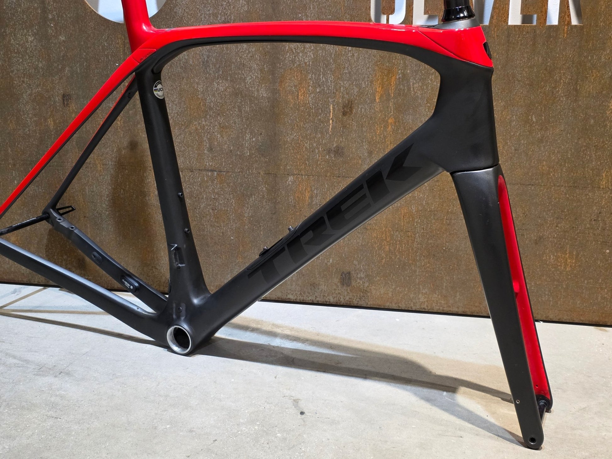 Rennradrahmen von Trek, TREK DOMANE SLR RAHMENSET 2020 - 21 / DISC / 58CM vor USEDBIKES - OB.DE Hintergrund