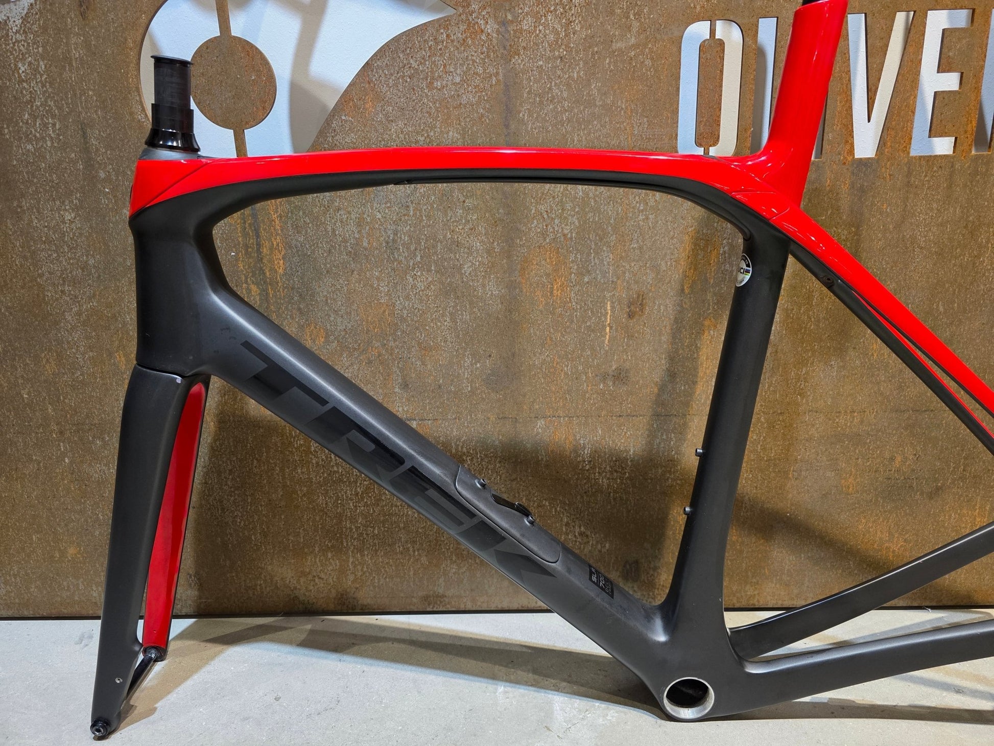 Rennradrahmen von Trek, TREK DOMANE SLR RAHMENSET 2020 - 21 / DISC / 58CM vor USEDBIKES - OB.DE Hintergrund