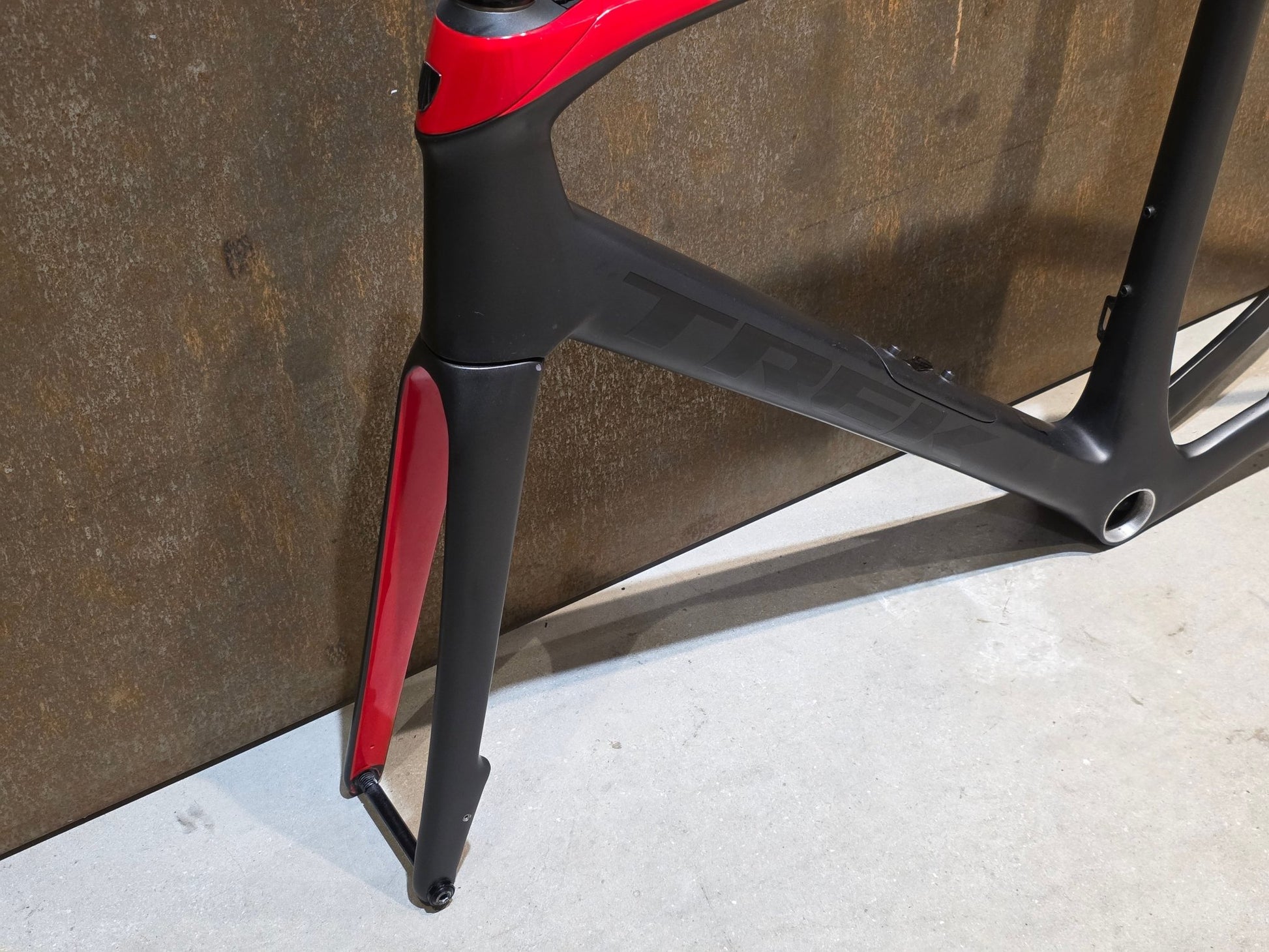 Rennradrahmen von Trek, TREK DOMANE SLR RAHMENSET 2020 - 21 / DISC / 58CM vor USEDBIKES - OB.DE Hintergrund