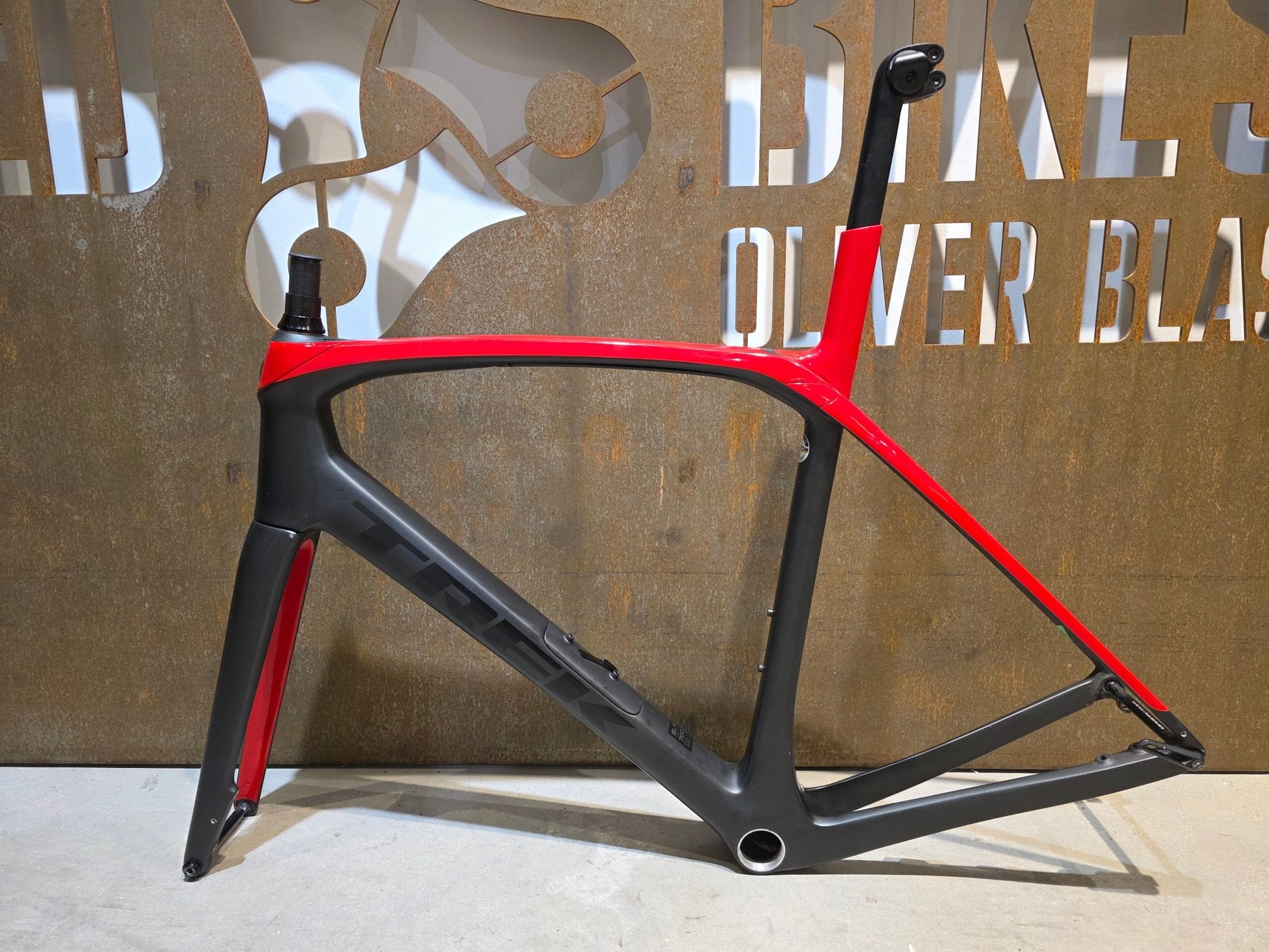 Rennradrahmen von Trek, TREK DOMANE SLR RAHMENSET 2020 - 21 / DISC / 58CM vor USEDBIKES - OB.DE Hintergrund