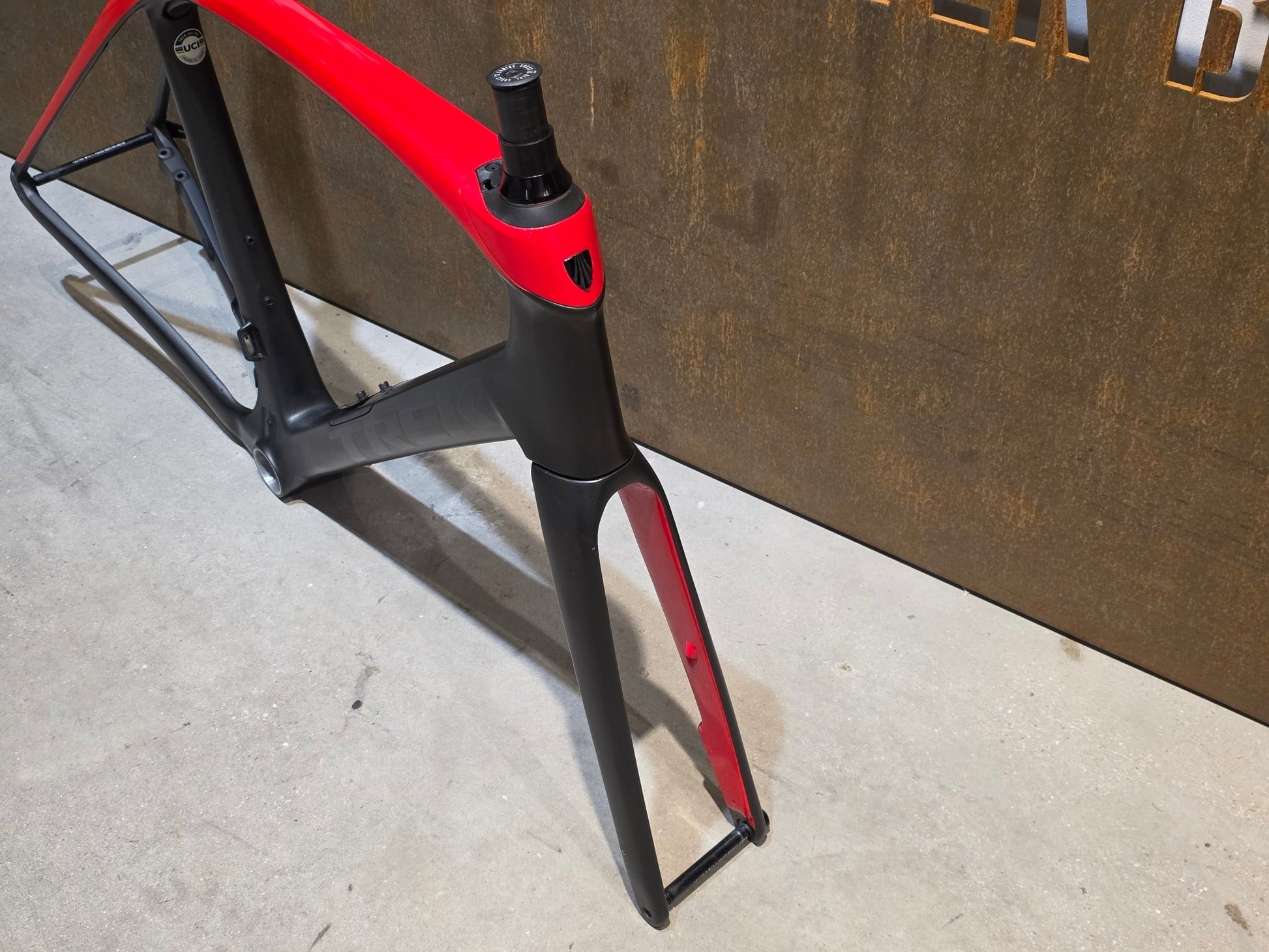 Rennradrahmen von Trek, TREK DOMANE SLR RAHMENSET 2020 - 21 / DISC / 58CM vor USEDBIKES - OB.DE Hintergrund