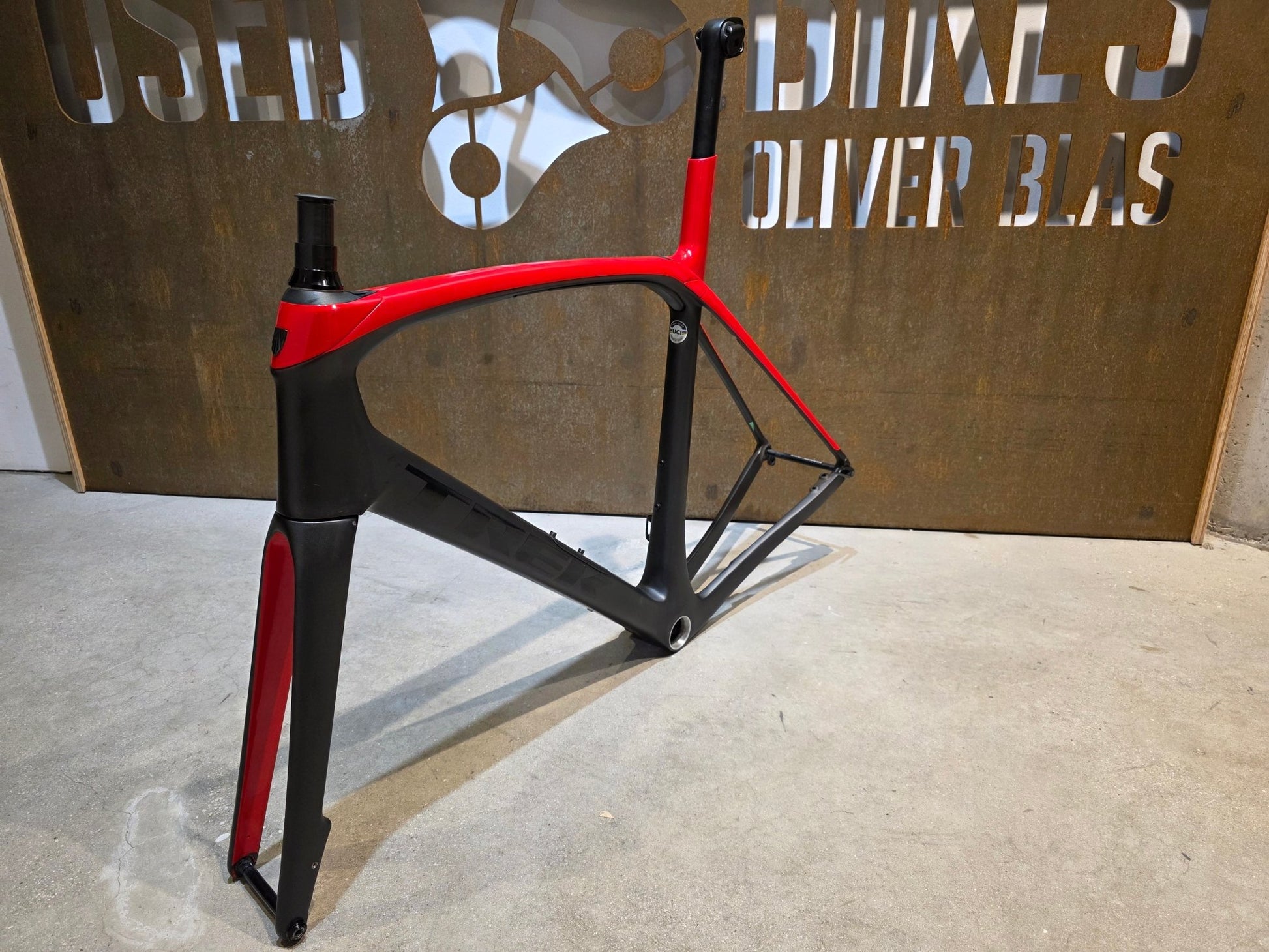 Rennradrahmen von Trek, TREK DOMANE SLR RAHMENSET 2020 - 21 / DISC / 58CM vor USEDBIKES - OB.DE Hintergrund