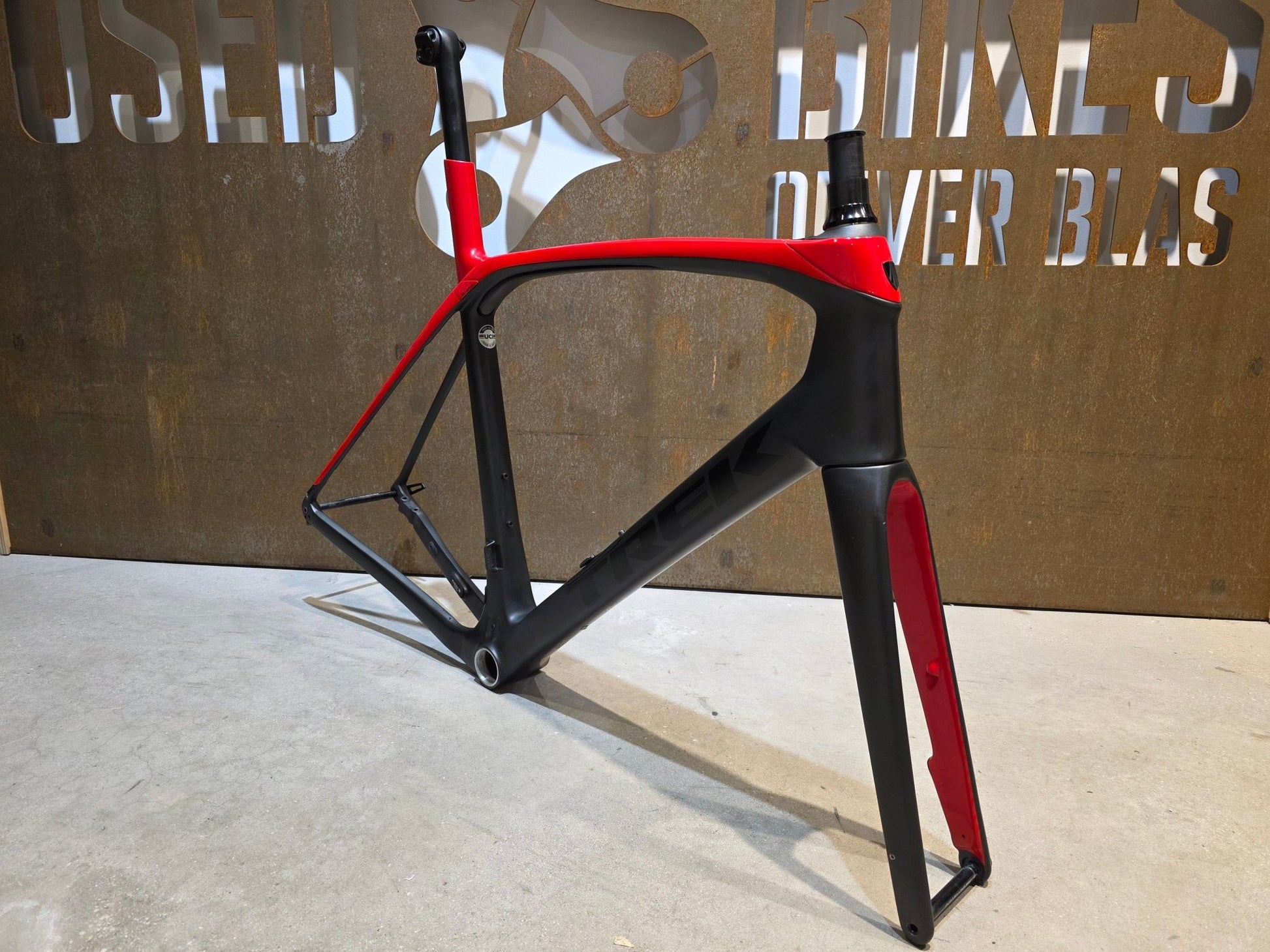 Rennradrahmen von Trek, TREK DOMANE SLR RAHMENSET 2020 - 21 / DISC / 58CM vor USEDBIKES - OB.DE Hintergrund