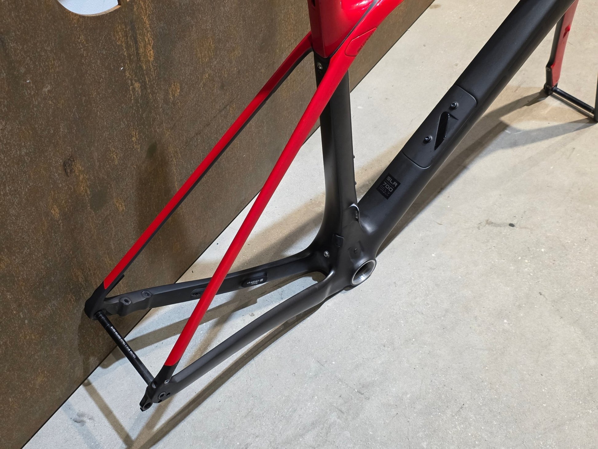 Rennradrahmen von Trek, TREK DOMANE SLR RAHMENSET 2020 - 21 / DISC / 58CM vor USEDBIKES - OB.DE Hintergrund