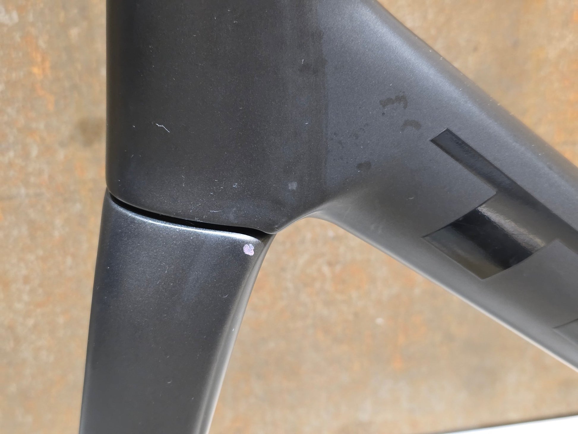 Rennradrahmen von Trek, TREK DOMANE SLR RAHMENSET 2020 - 21 / DISC / 58CM vor USEDBIKES - OB.DE Hintergrund