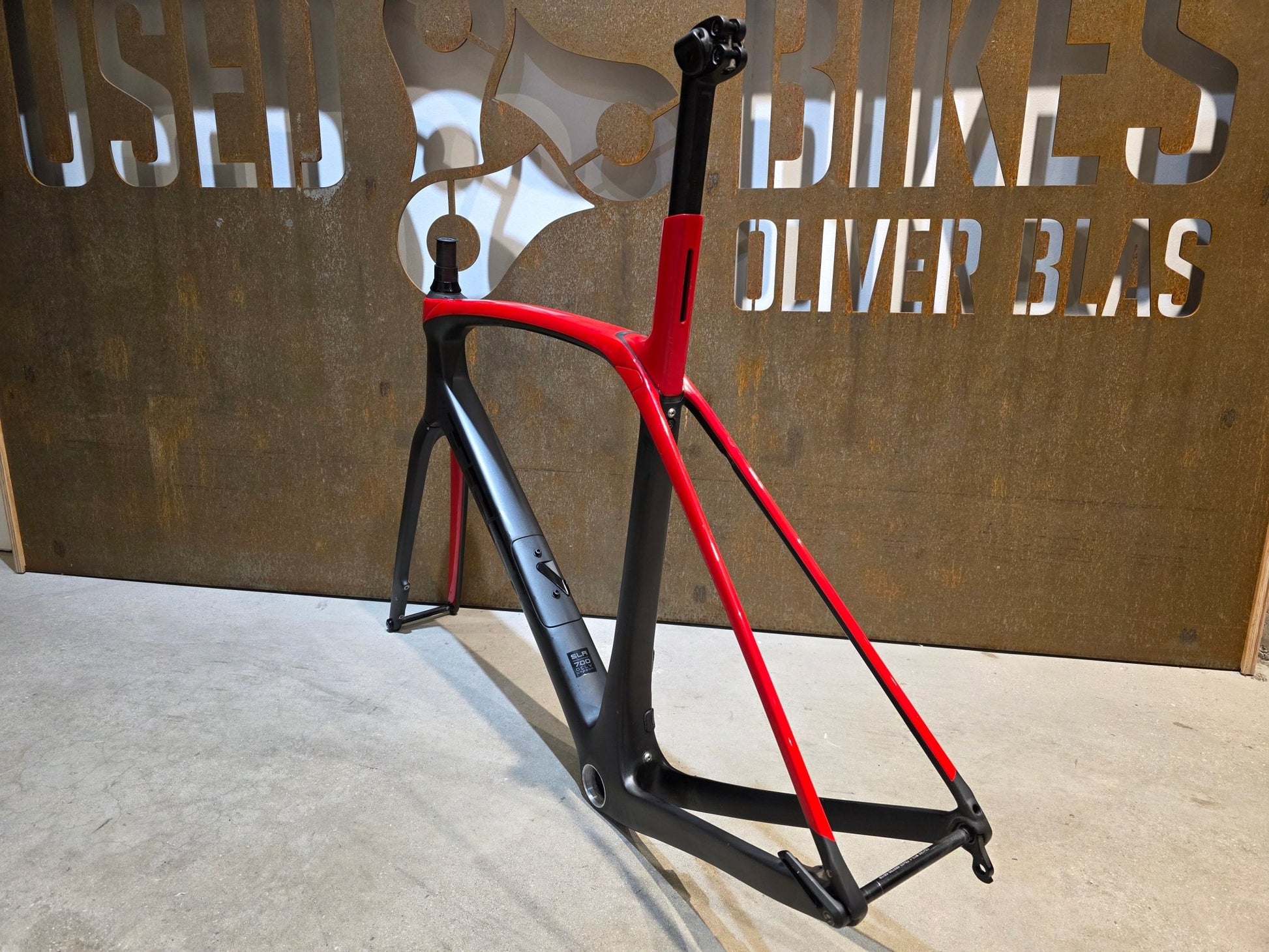 Rennradrahmen von Trek, TREK DOMANE SLR RAHMENSET 2020 - 21 / DISC / 58CM vor USEDBIKES - OB.DE Hintergrund