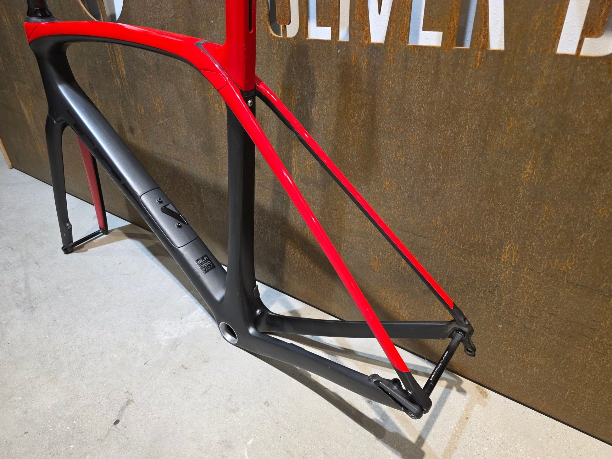 Rennradrahmen von Trek, TREK DOMANE SLR RAHMENSET 2020 - 21 / DISC / 58CM vor USEDBIKES - OB.DE Hintergrund