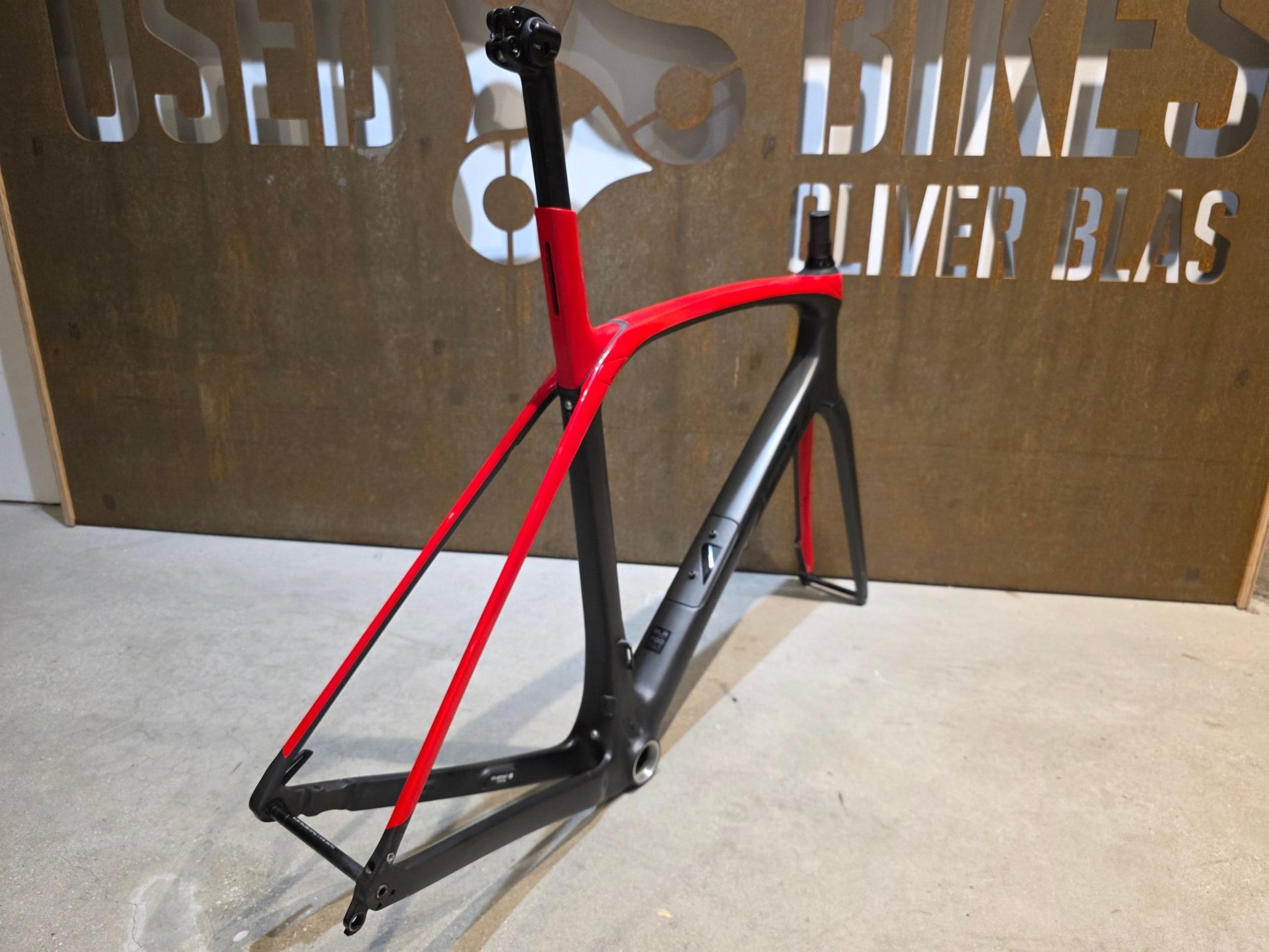 Rennradrahmen von Trek, TREK DOMANE SLR RAHMENSET 2020 - 21 / DISC / 58CM vor USEDBIKES - OB.DE Hintergrund