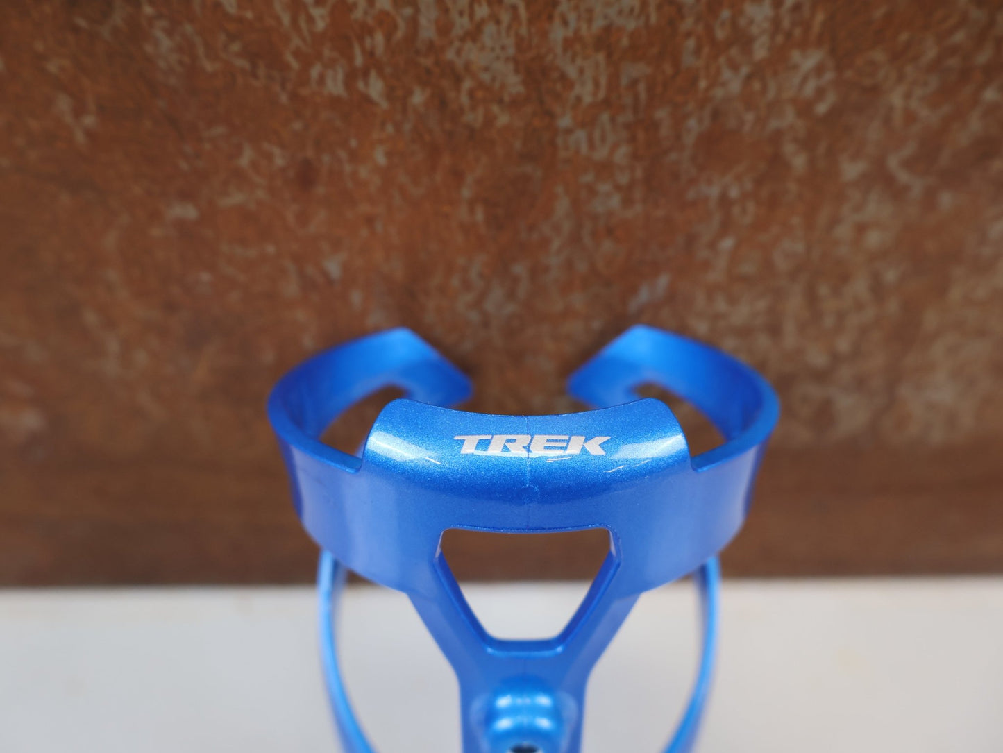 Trinkflaschen und Halter von Trek, TREK ELITE CAGE RECYCLED FLASCHENHALTER ALPINE BLUE vor USEDBIKES-OB.DE Hintergrund