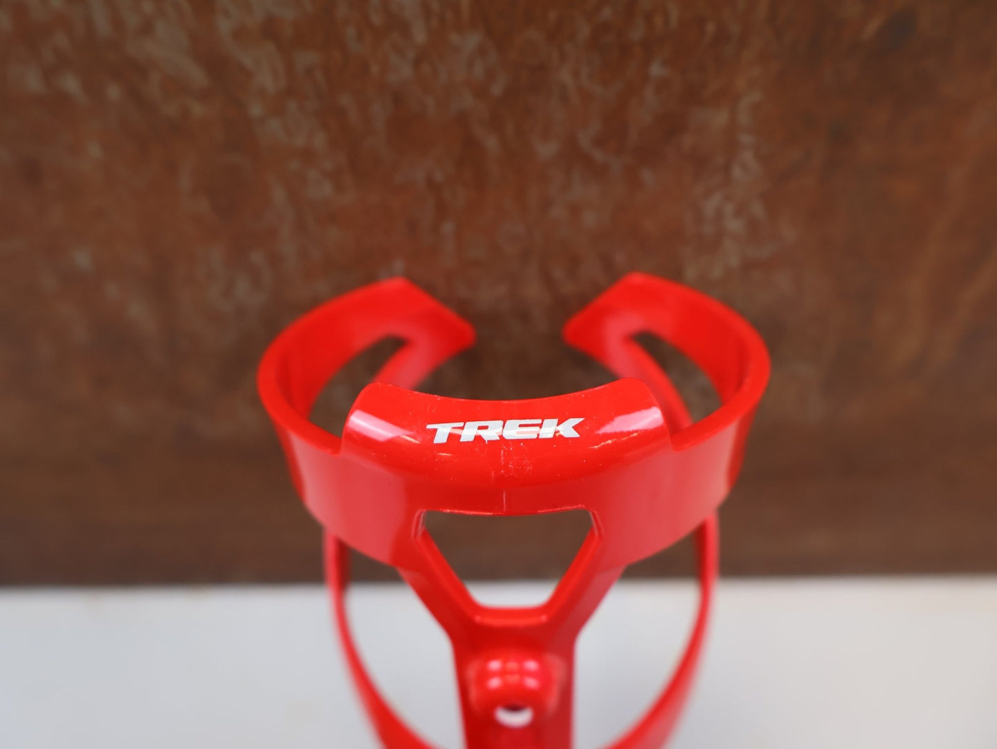 Trinkflaschen und Halter von Trek, TREK ELITE CAGE RECYCLED FLASCHENHALTER RADIOACTIVE RED vor USEDBIKES-OB.DE Hintergrund
