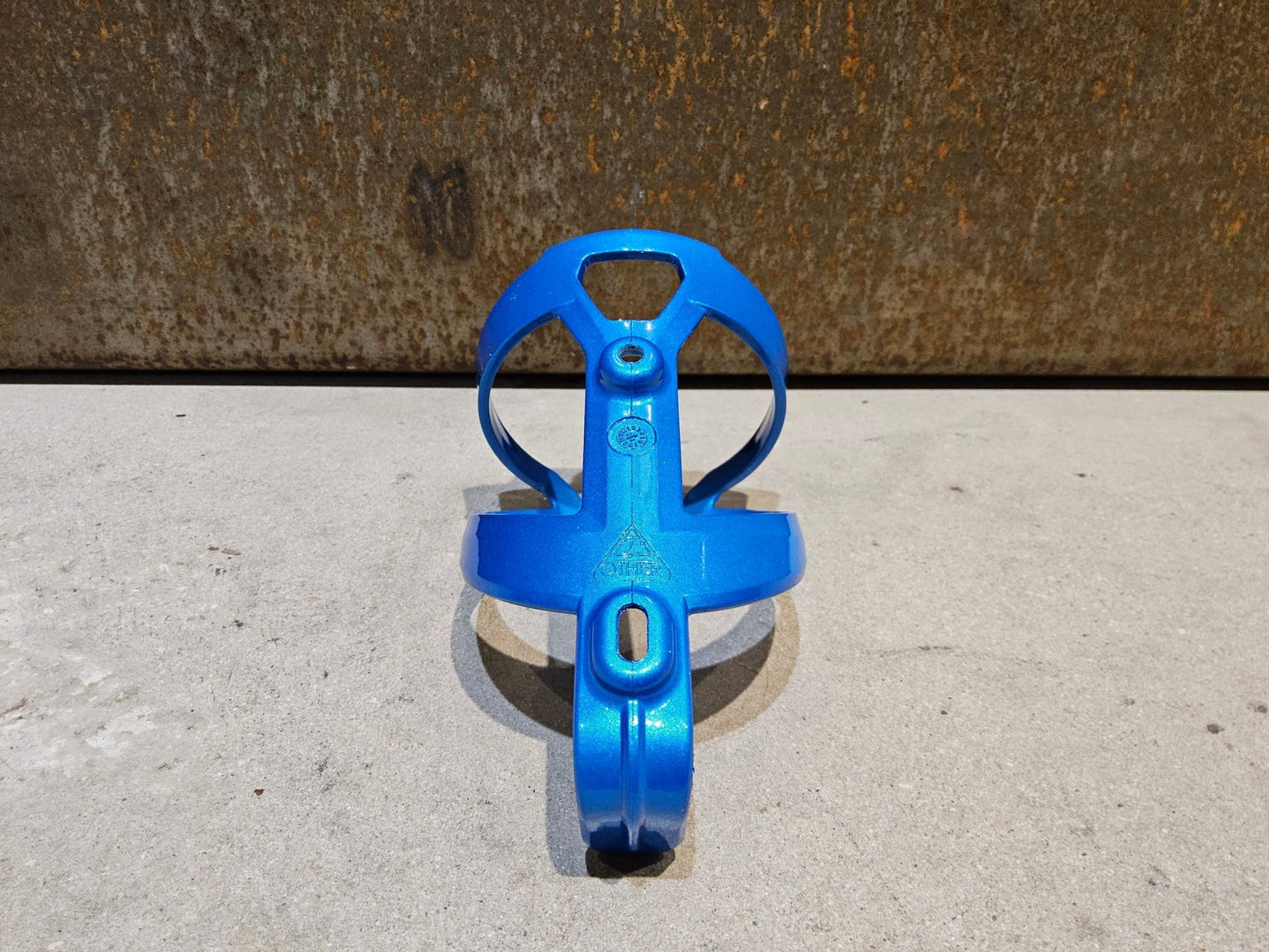 Trinkflaschen und Halter von Trek, TREK ELITE RECYCLED FLASCHENHALTER / ALPINE BLUE vor USEDBIKES - OB.DE Hintergrund