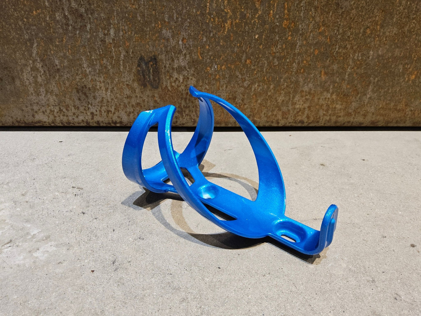 Trinkflaschen und Halter von Trek, TREK ELITE RECYCLED FLASCHENHALTER / ALPINE BLUE vor USEDBIKES - OB.DE Hintergrund