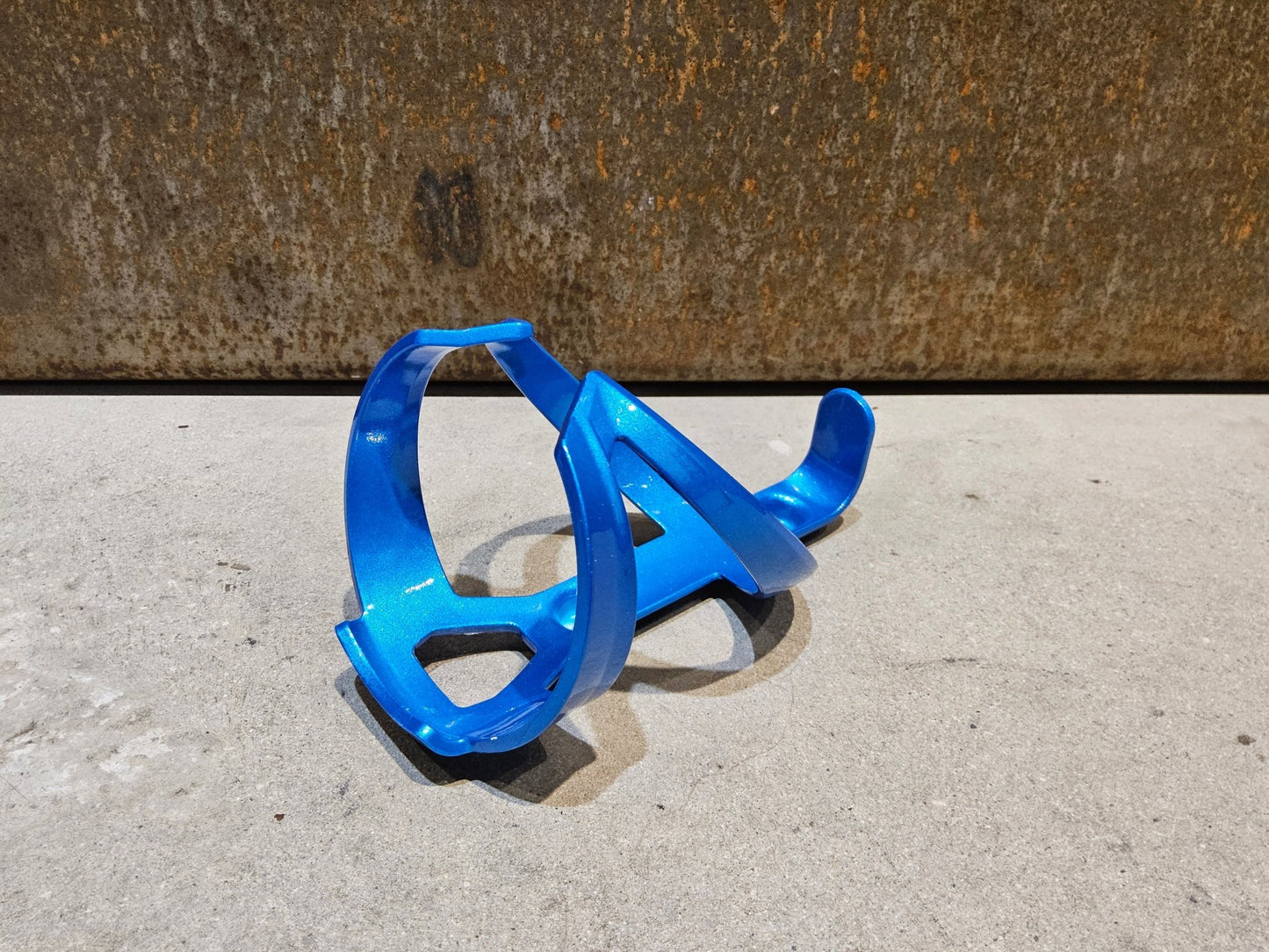 Trinkflaschen und Halter von Trek, TREK ELITE RECYCLED FLASCHENHALTER / ALPINE BLUE vor USEDBIKES - OB.DE Hintergrund