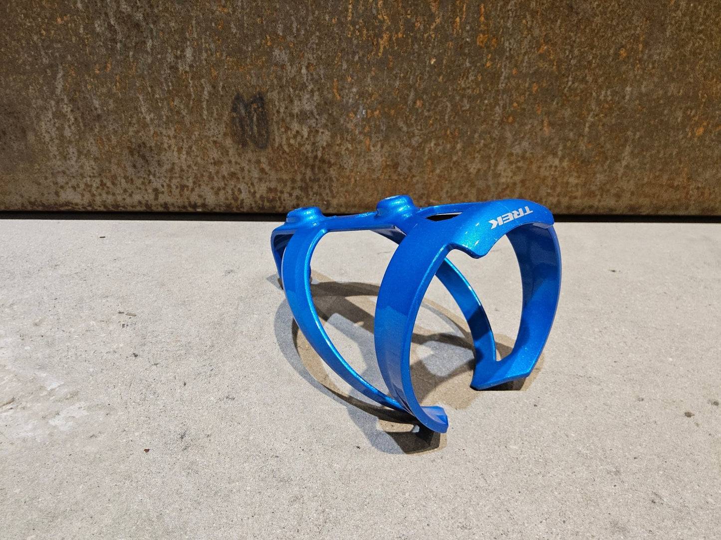 Trinkflaschen und Halter von Trek, TREK ELITE RECYCLED FLASCHENHALTER / ALPINE BLUE vor USEDBIKES - OB.DE Hintergrund