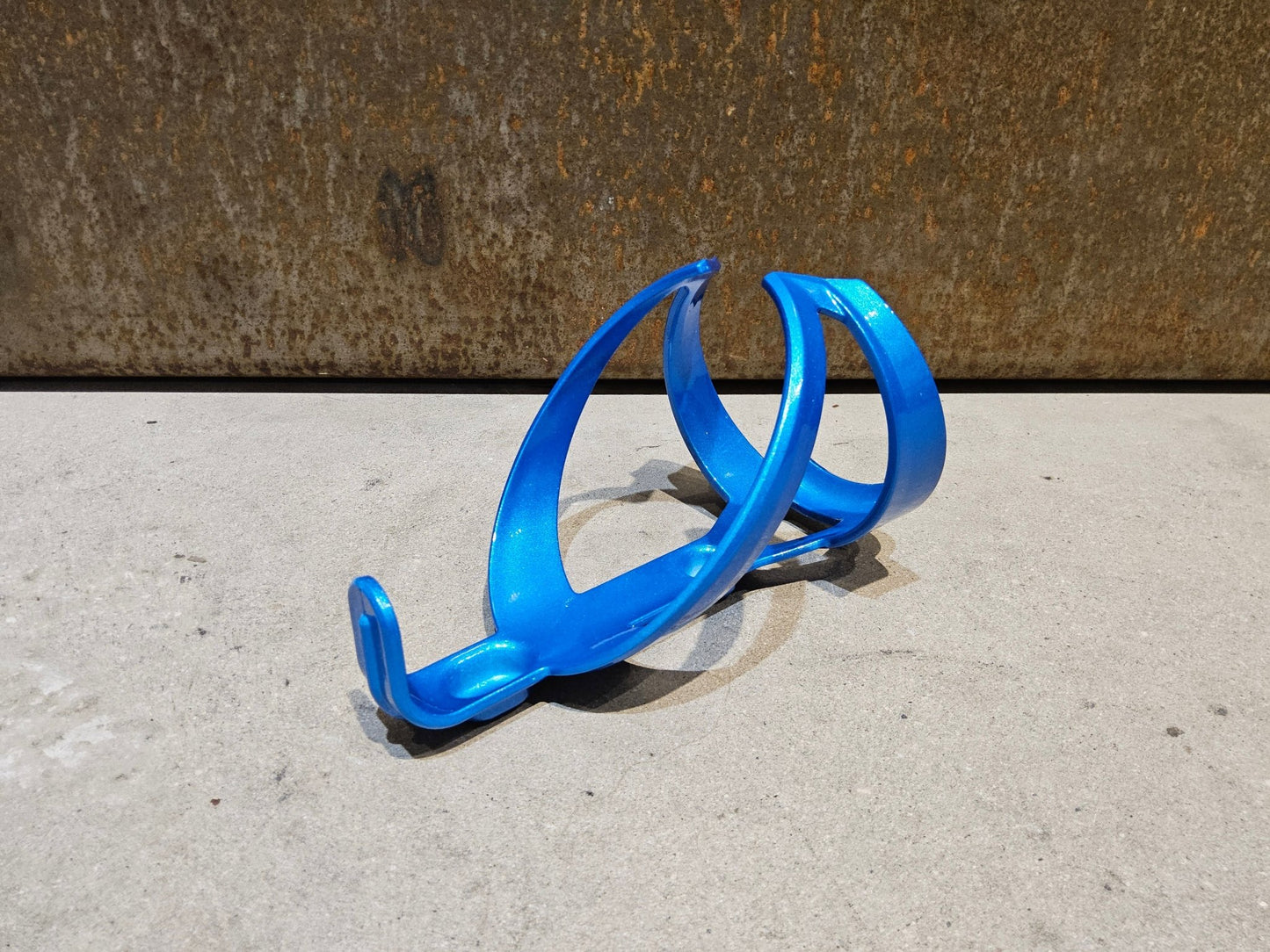 Trinkflaschen und Halter von Trek, TREK ELITE RECYCLED FLASCHENHALTER / ALPINE BLUE vor USEDBIKES - OB.DE Hintergrund